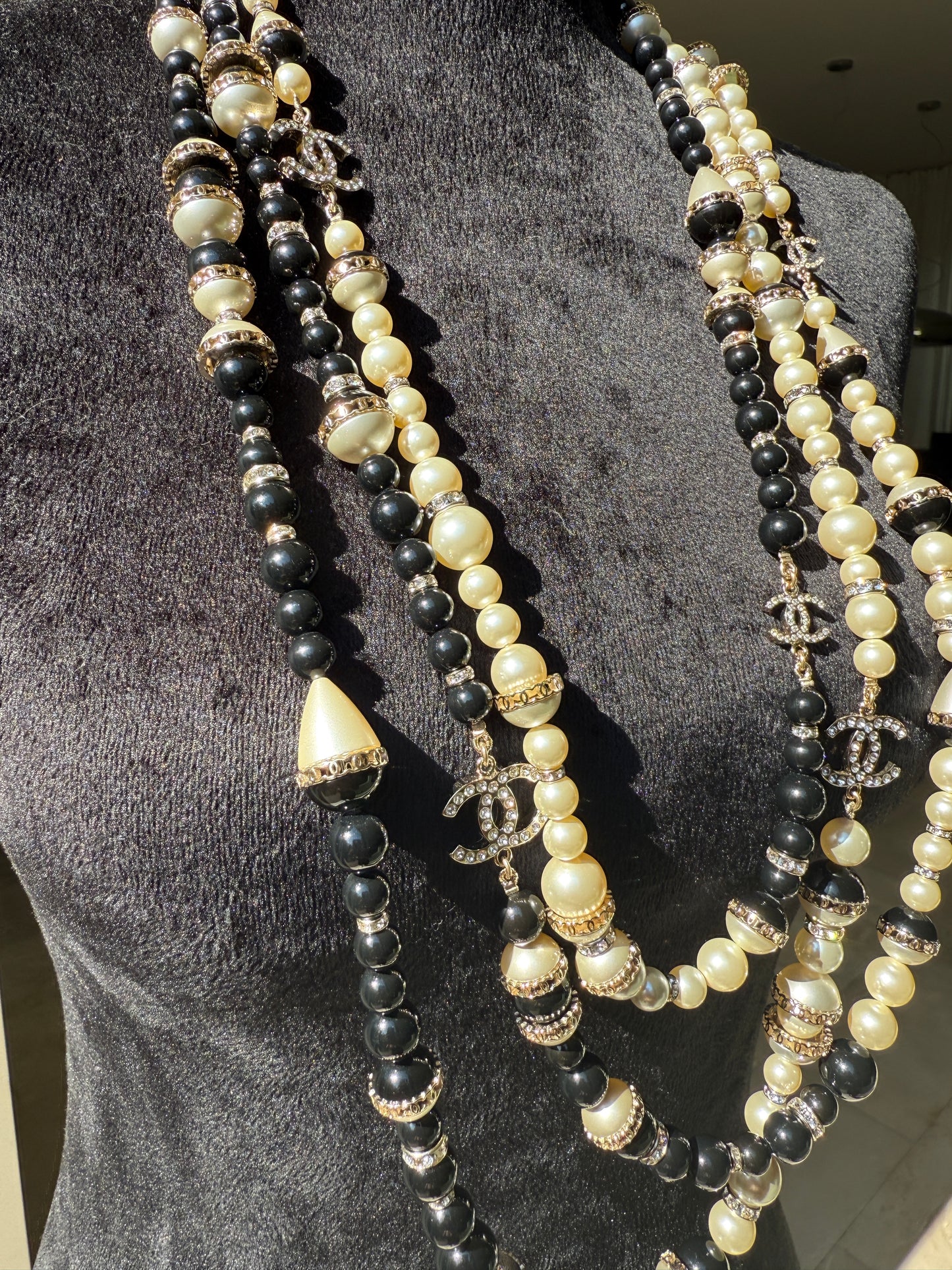 CHANEL 2021A GOLD TONE CC LOGO WHITE/BLACK PEARLS CRYSTAL BALLS TRIPLE LONG NECKLACE