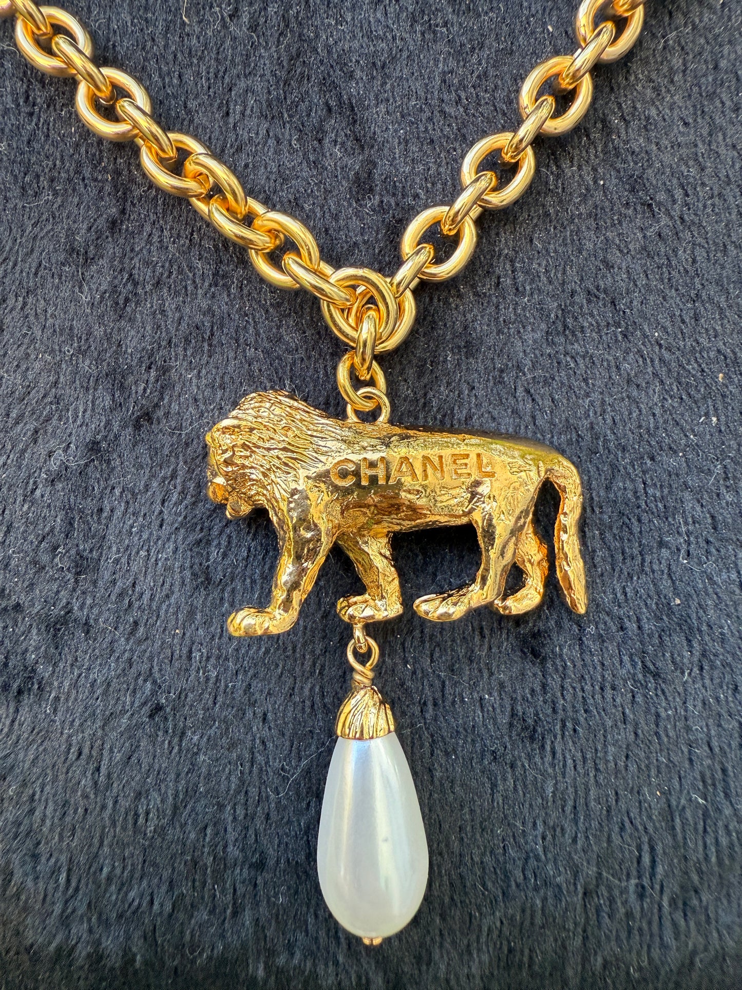 CHANEL 22A GOLD TONE LARGE CC LOGO PENDANT LION PEARL DROP CHARM CHAIN NECKLACE RUNWAY