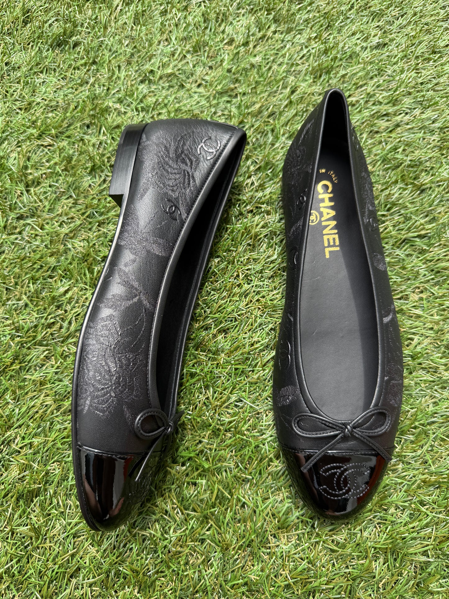 CHANEL CC LOGO STAMPED EMBOSSED CAMELLIA BLACK LEATHER BALLET BALLERINA FLATS SHOES
