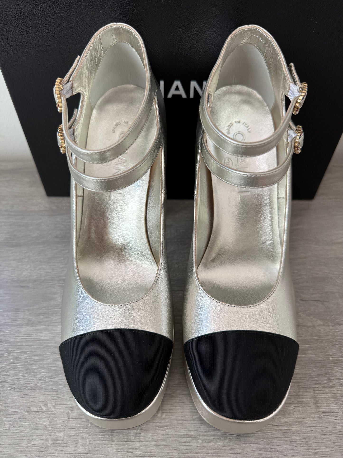 2025 CHANEL BLACK CC LOGO CAPTOE SILVER LEATHER MARYJANE HEELS PLATFORM PUPMS