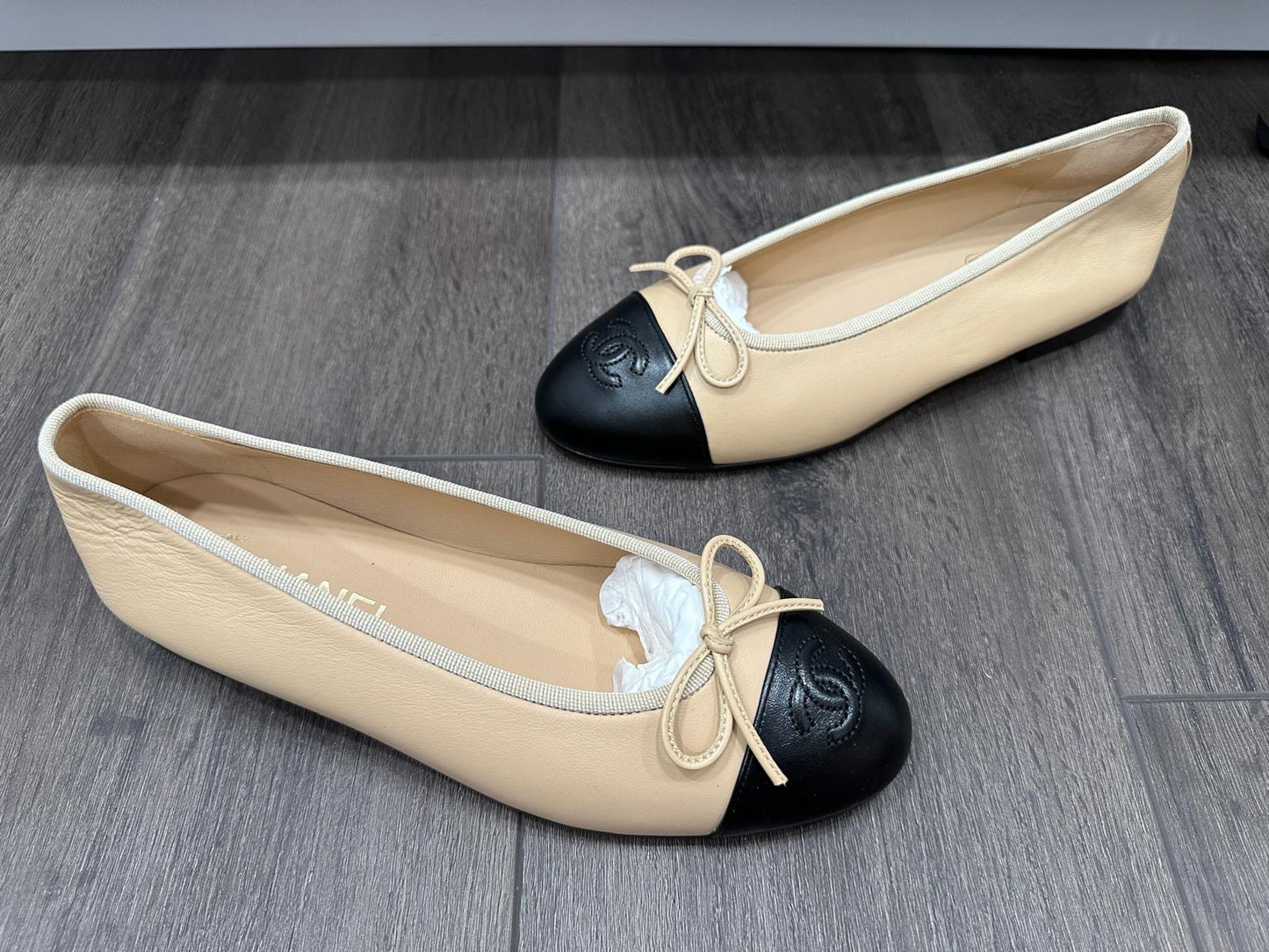CHANEL CC LOGO BEIGE & BLACK LEATHER BALLET BALLERINA FLATS SHOES CLASSIC CAP TOE