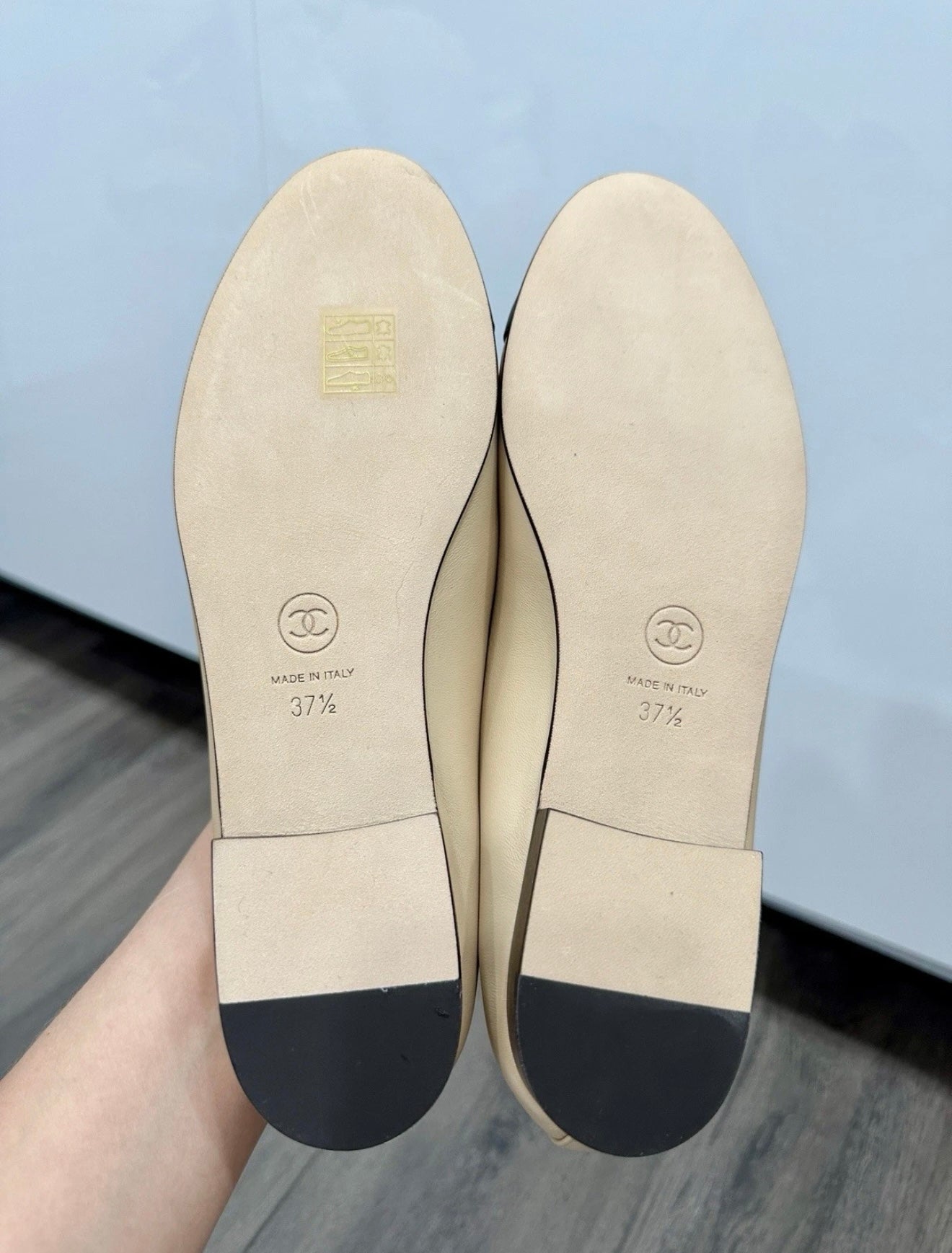 CHANEL CC LOGO BEIGE & BLACK LEATHER BALLET BALLERINA FLATS SHOES CLASSIC CAP TOE