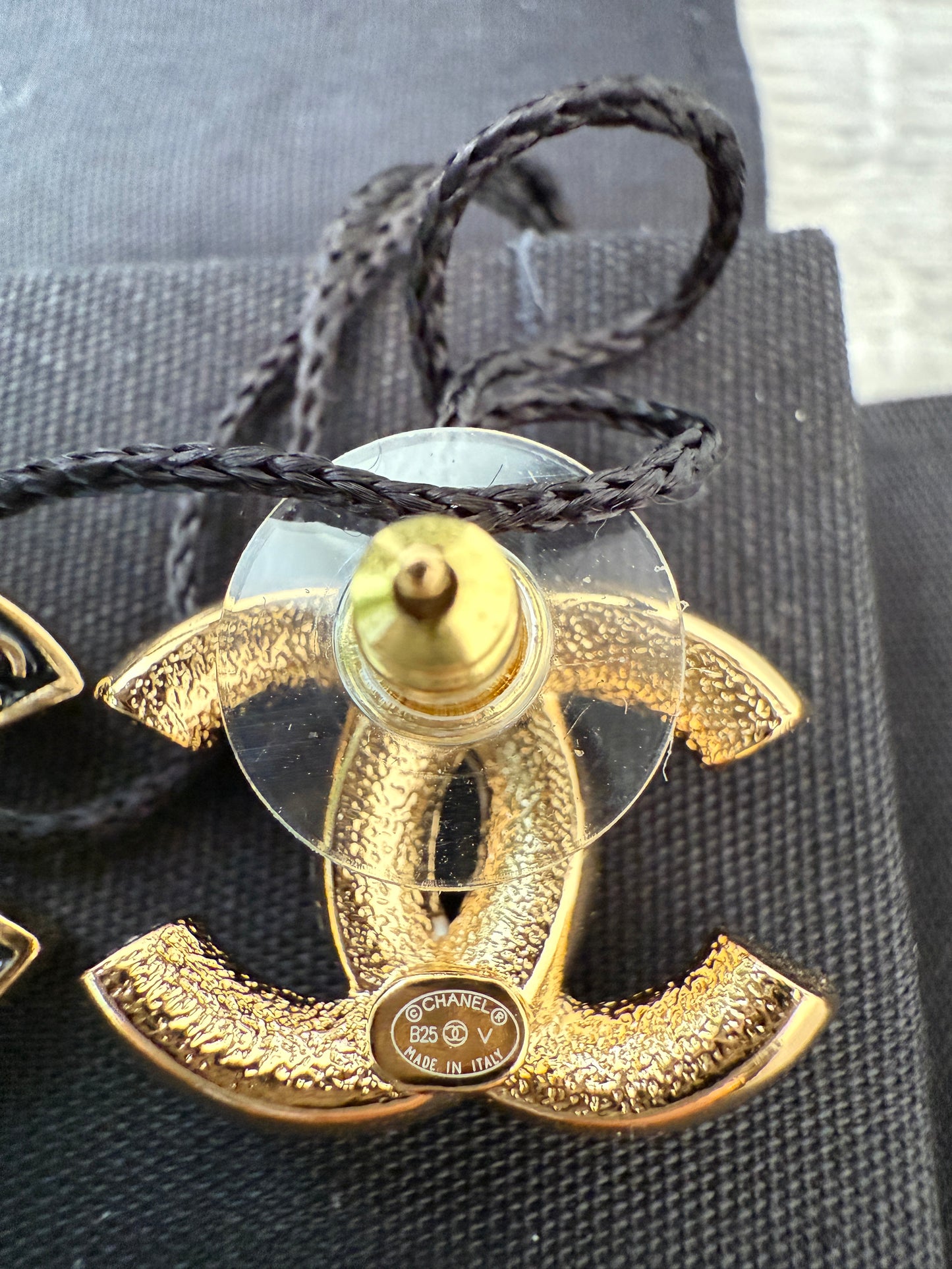 CHANEL Black White Enamel CC Logo Earrings B25V Metal Gold Tone Stud Earrings