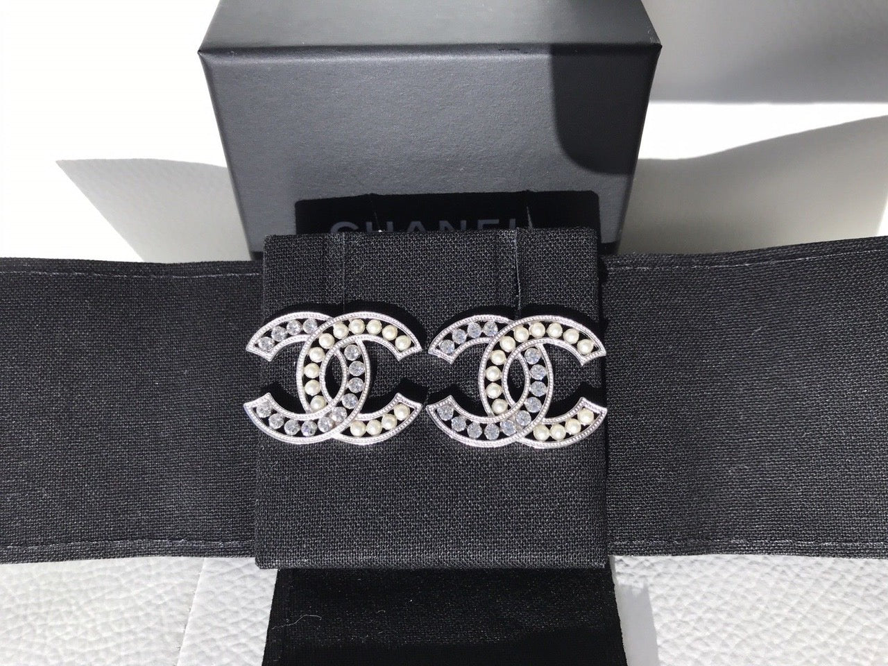 CHANEL 2018B CLASSIC SILVER TONE BIG CC LOGO CRYSTALS AND PEARLS STUDS EARRINGS