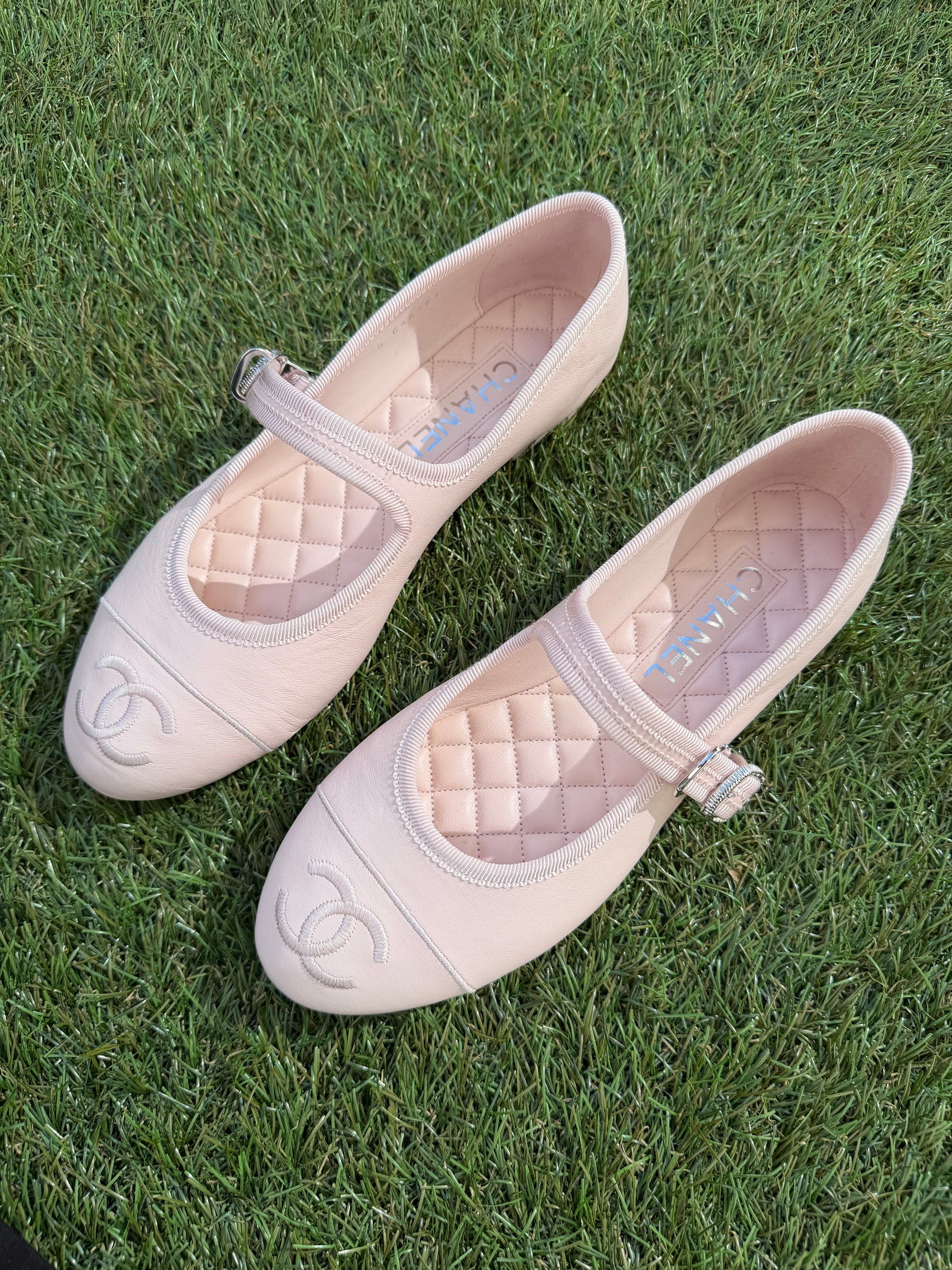 CHANEL Cc Logo Light Pink Leather Cap Toe Maryjane Ballet Flats Shoes Gold Buckle CHANEL Cc Logo Light Pink Leather Cap Toe Maryjane Ballet Flats Shoes Gold Buckle