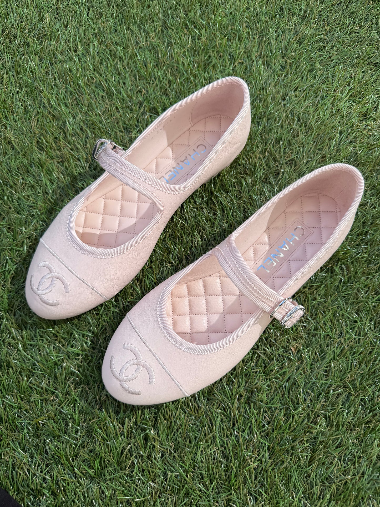CHANEL CC LOGO LIGHT PINK LEATHER CAP TOE MARYJANE BALLET FLATS SHOES GOLD BUCKLE