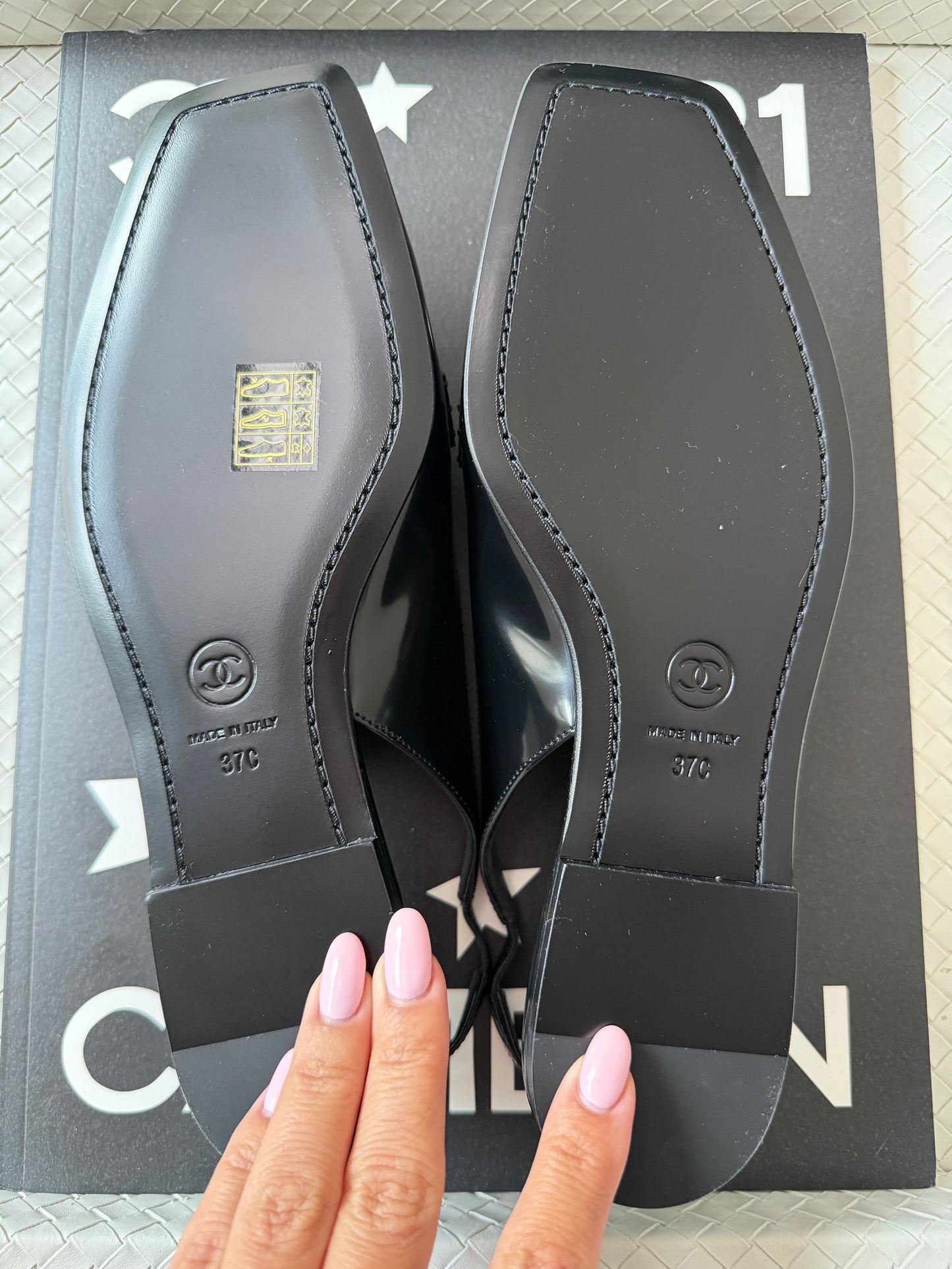 CHANEL F/W 2026 BLACK SHINY CALFSKIN LEATHER SLINGBACK LOAFER SHOES GOLD CC LOGO BLAZY
