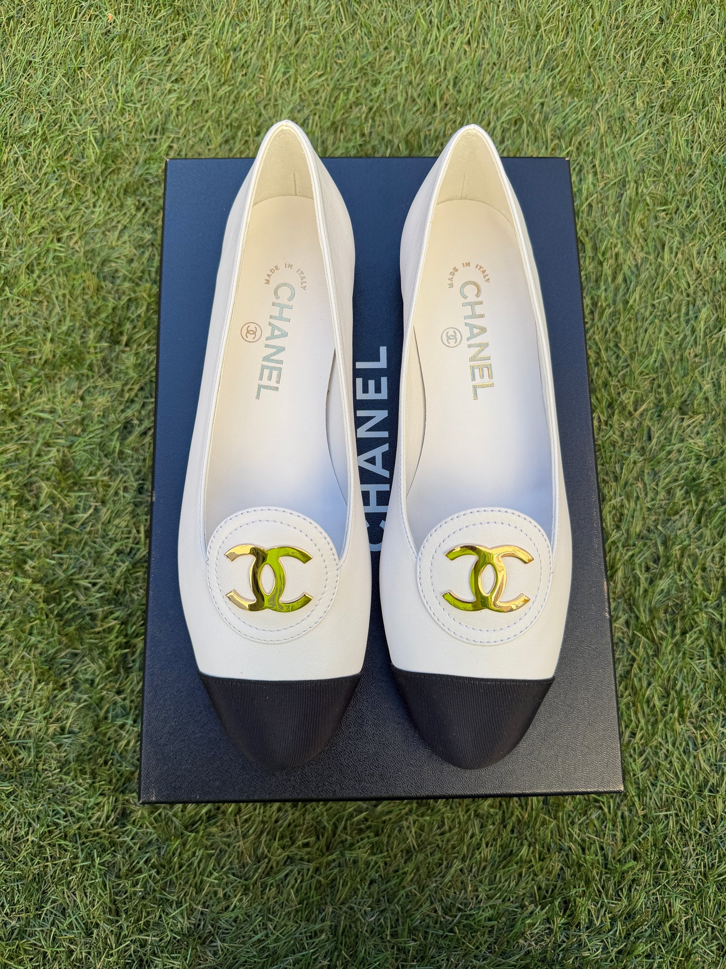 CHANEL SS 2026 CALFSKIN GROSGRAIN GOLD CC LOGO WHITE BLACK LEATHER CAPTOE MOCCASINS FLATS LOAFERS