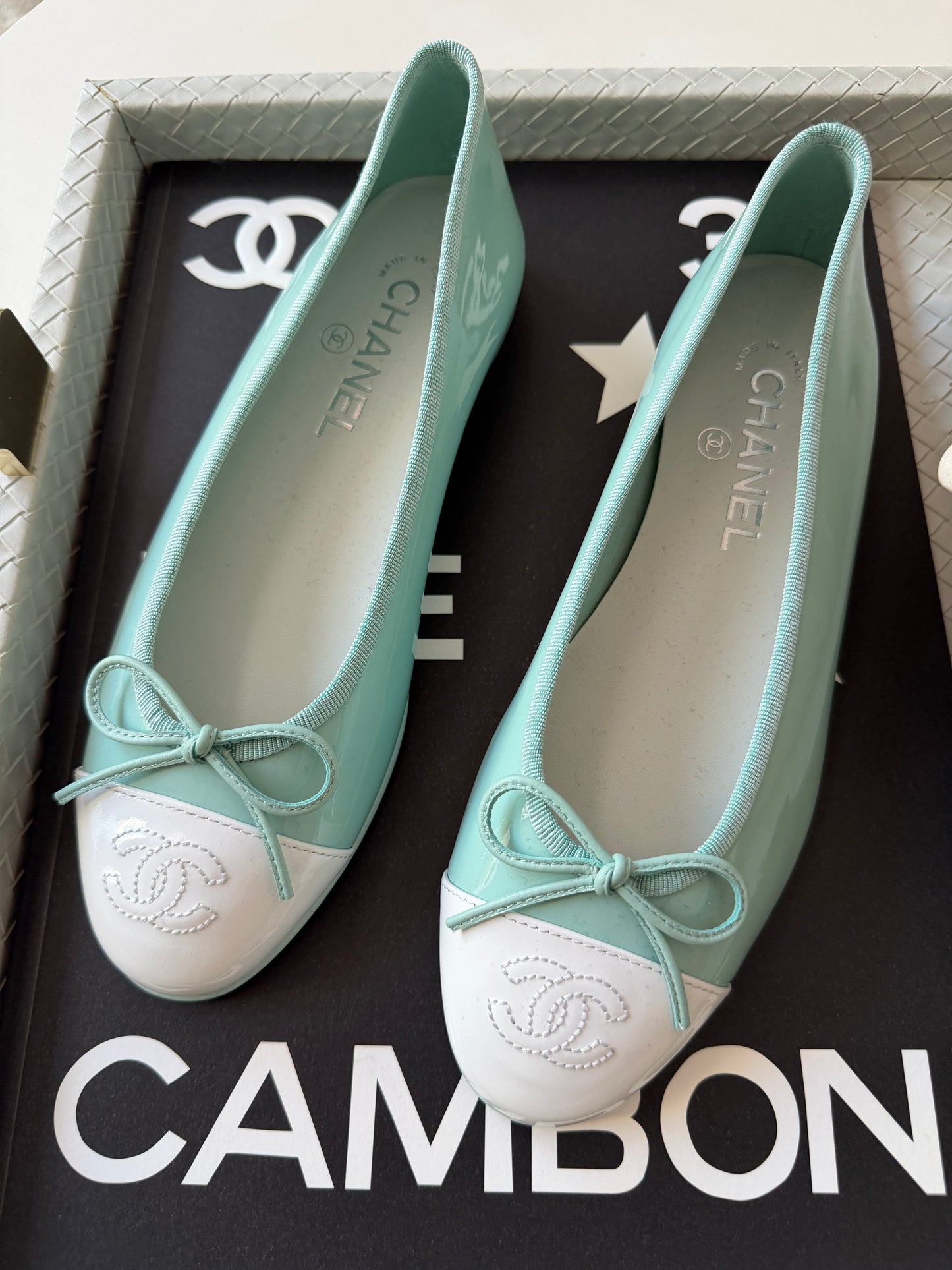 CHANEL MINTY TURQUOISE LIGHT GREEN PATENT LEATHER WHITE CC CAP TOE BALLET BALLERINA FLATS