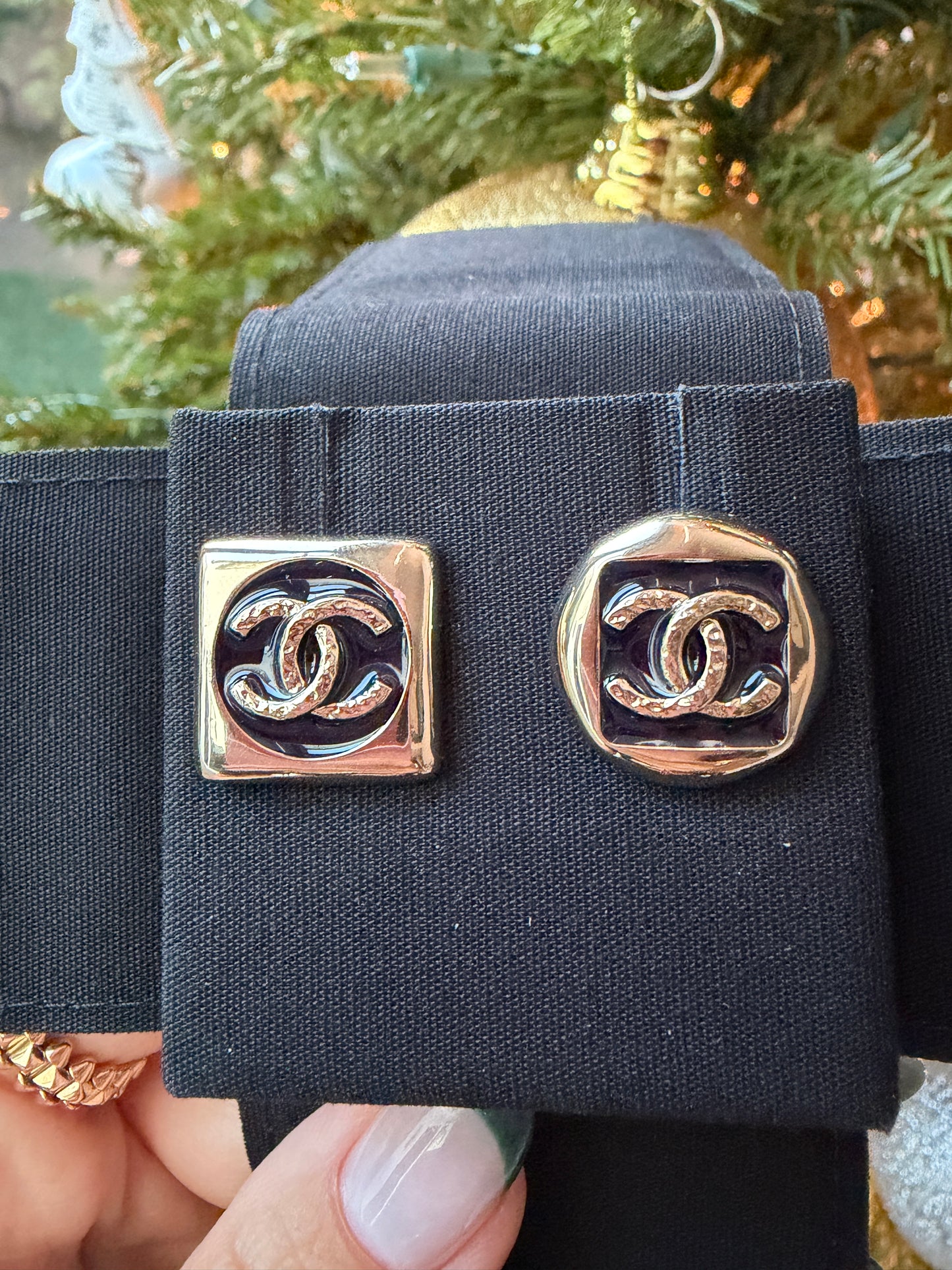 2026 C CHANEL RUNWAY SQUARE ROUND CC LOGO BLUE ENAMEL GOLD TONE EARRINGS STUDS