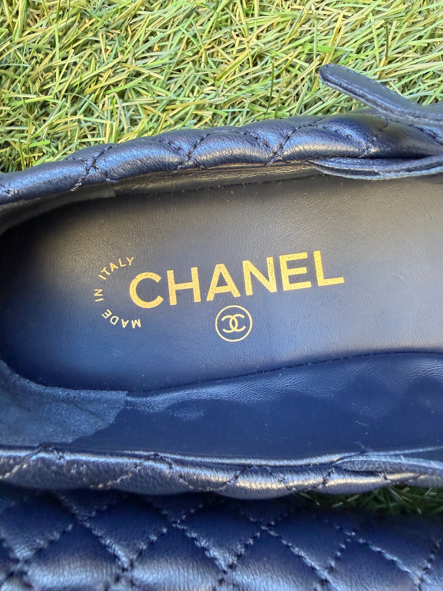 2025 CHANEL CC LOGO BLUE NAVY LEATHER MARYJANE BALLET BALLERINA FLATS SHOES GOLD BUCKLE QUILTED BLACK CAP TOE