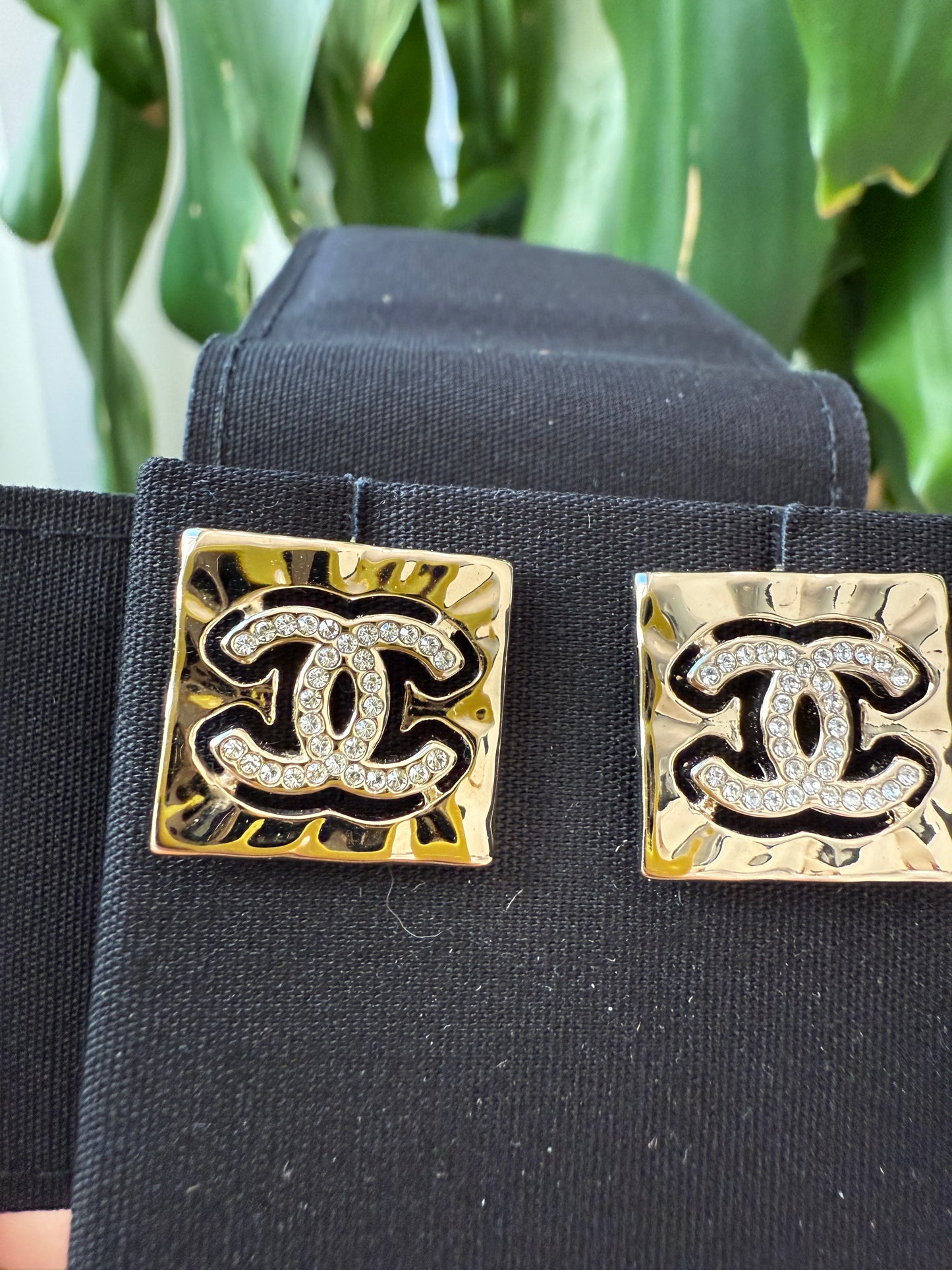 2022S CHANEL RUNWAY SQUARE GOLD CC LOGO WHITE CRYSTALS EARRINGS STUDS 22S STRASS