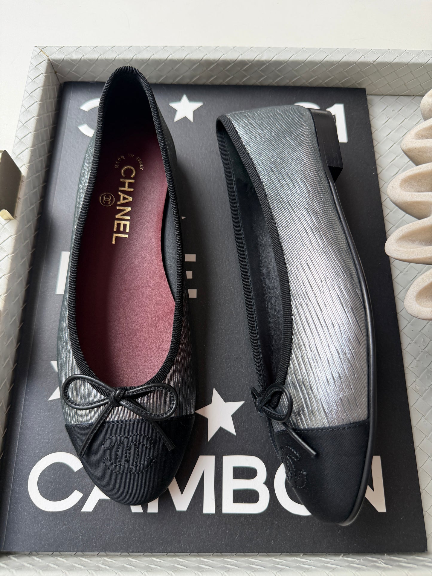 CHANEL SILVER BLACK GROSGRAIN CC LOGO CAP TOE 2026 BALLERINA BALLET FLATS