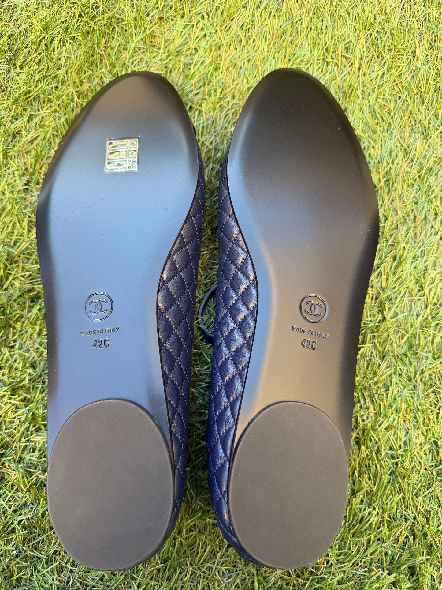 2025 CHANEL CC LOGO BLUE NAVY LEATHER MARYJANE BALLET BALLERINA FLATS SHOES GOLD BUCKLE QUILTED BLACK CAP TOE