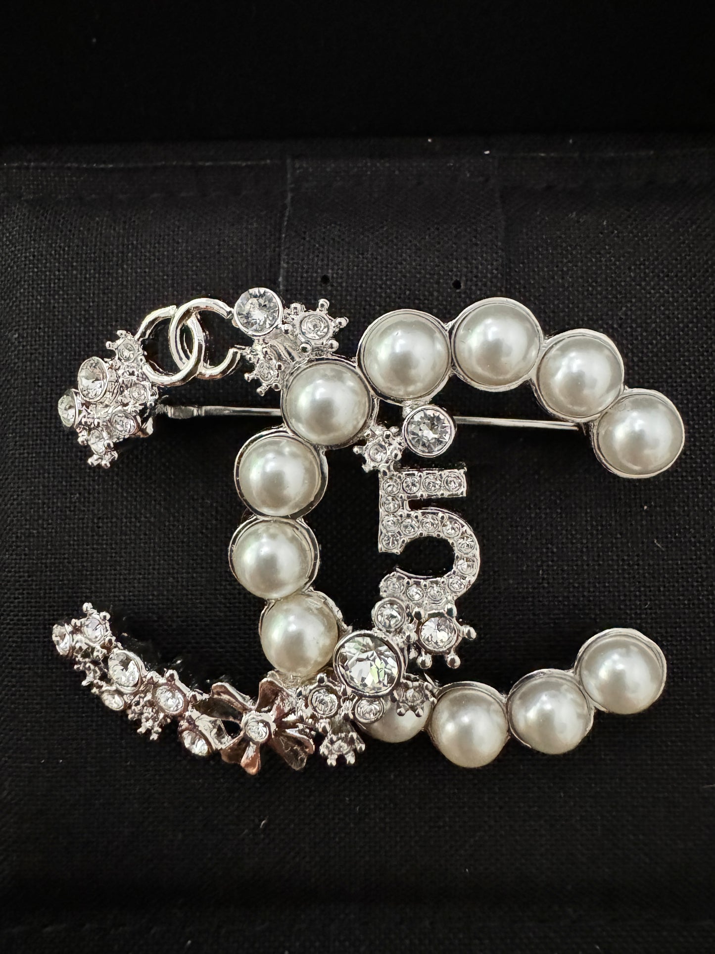 CHANEL 23P CLASSIC SILVER TONE LARGE CC LOGO CRYSTALS PEARL CRYSTAL BROOCH PIN