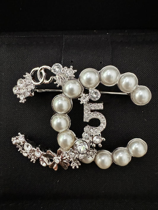 CHANEL 23P CLASSIC SILVER TONE LARGE CC LOGO CRYSTALS PEARL CRYSTAL BROOCH PIN