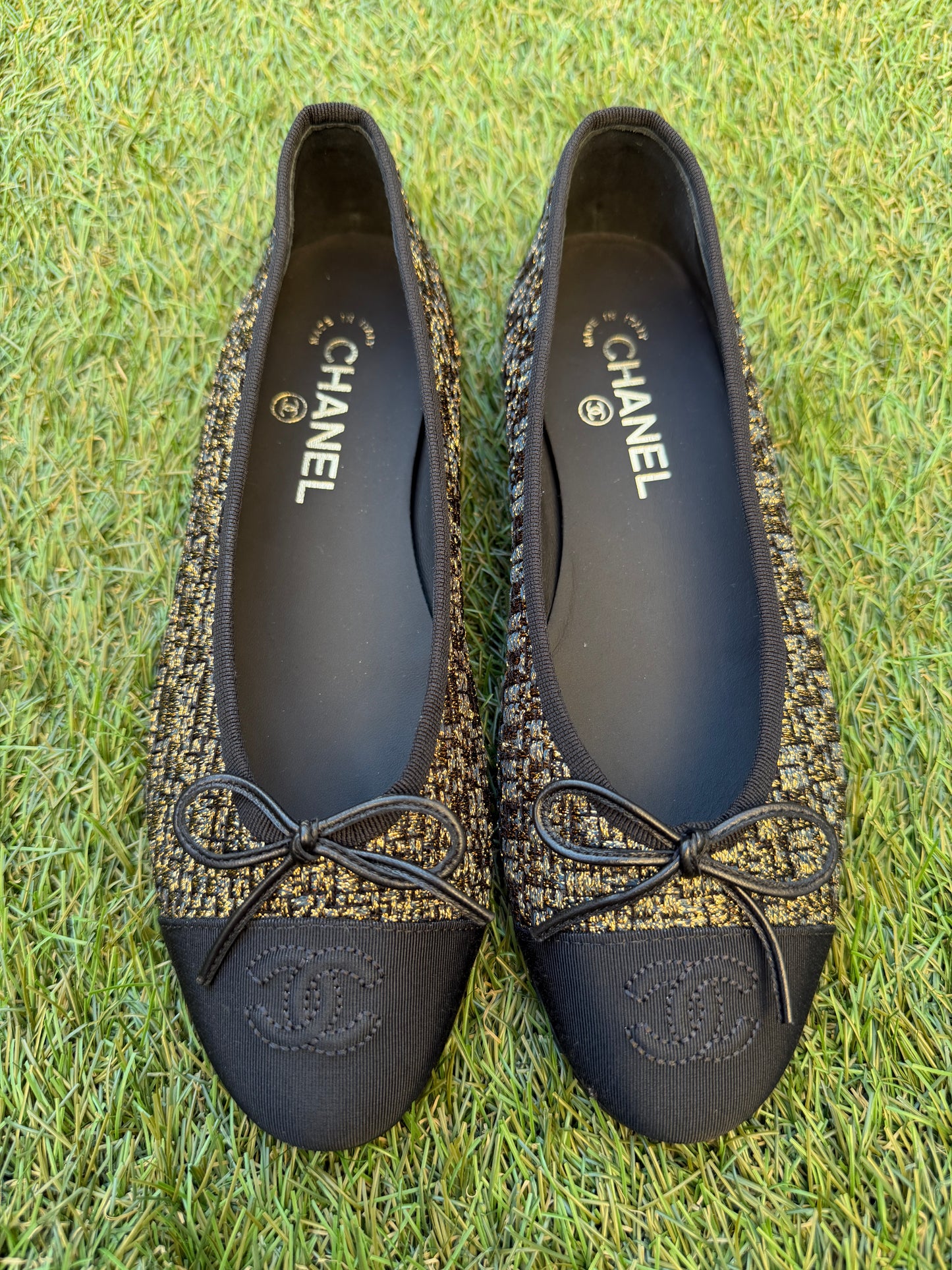 CHANEL CC LOGO GOLD BLACK FABRIC TWEED BALLET BALLETINA FLATS CAP TOE  SHOES