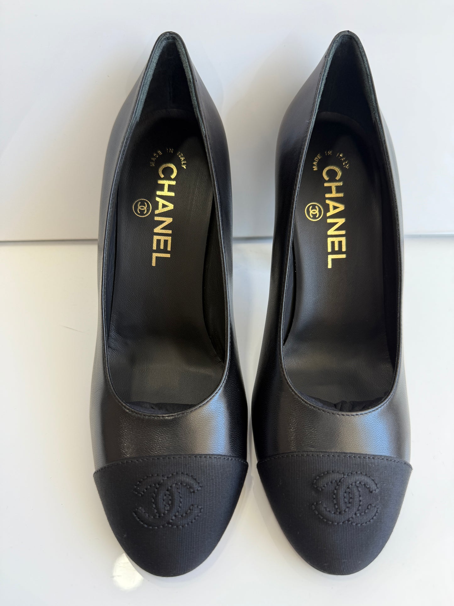 CHANEL CLASSIC CC LOGO GROSGRAIN CAP TOE BLACK LAMBSKIN LEATHER HEELS PUPMS