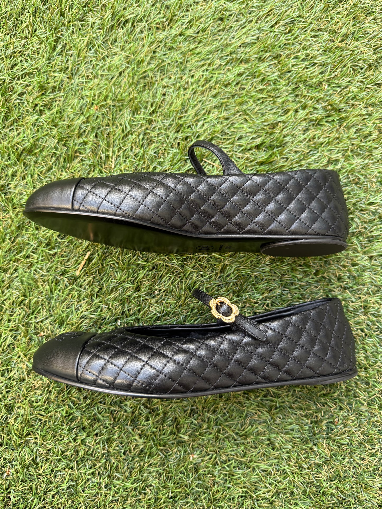 CHANEL CC LOGO BLACK LEATHER MARYJANE BALLET FLATS GOLD BUCKLE 37/37C MISMATCH