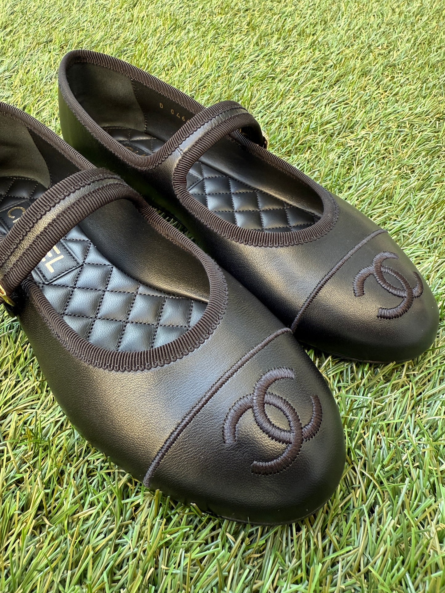 2025 CHANEL CC LOGO BLACK LEATHER CAP TOE MARYJANE BALLET FLATS SHOES GOLD BUCKLE