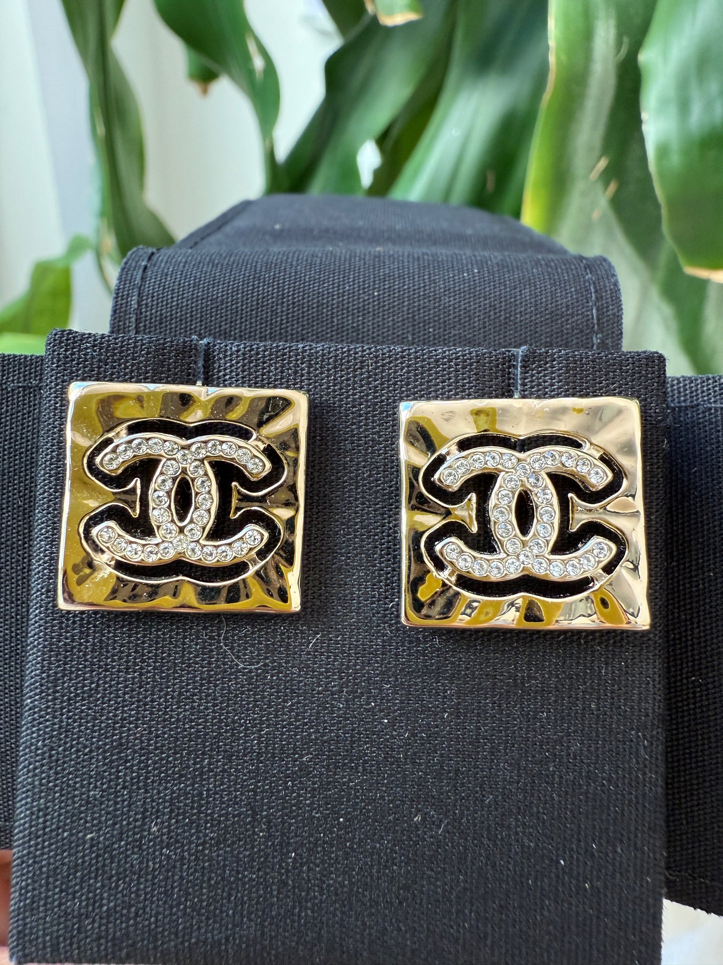 2022S CHANEL RUNWAY SQUARE GOLD CC LOGO WHITE CRYSTALS EARRINGS STUDS 22S STRASS