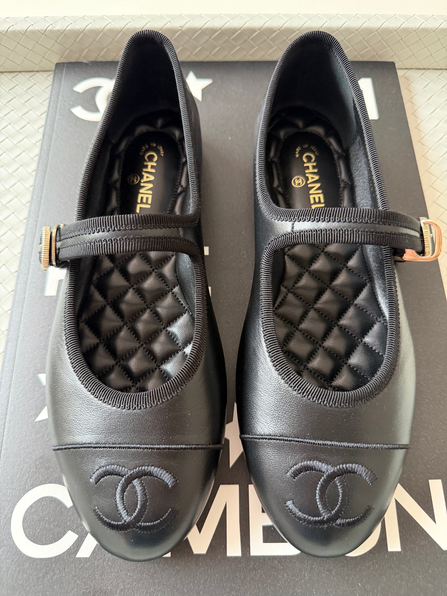2026 CHANEL CC LOGO BLACK LEATHER CAP TOE MARYJANE BALLET FLATS SHOES GOLD BUCKLE