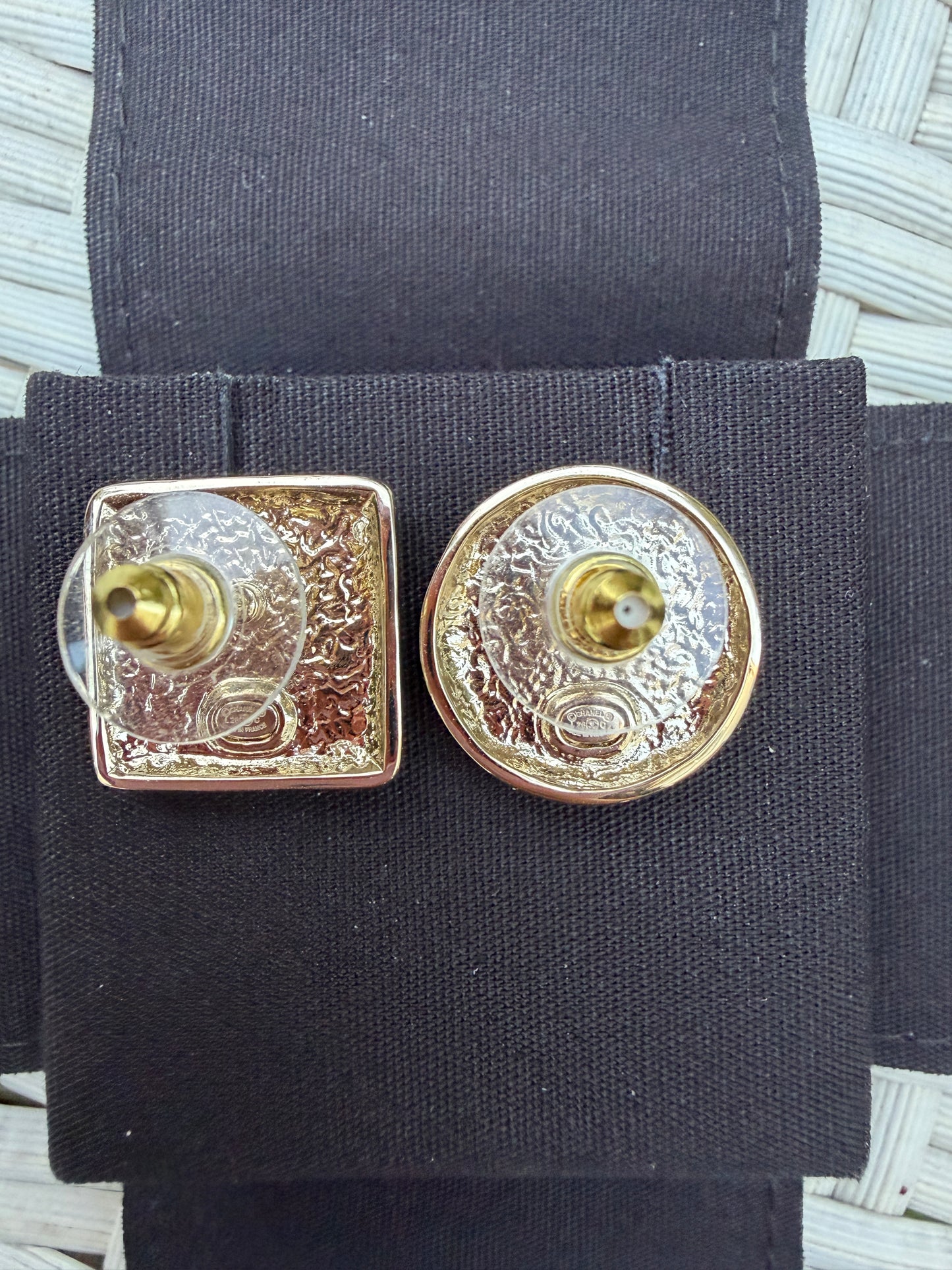 2026 C CHANEL RUNWAY SQUARE ROUND CC LOGO BLUE ENAMEL GOLD TONE EARRINGS STUDS