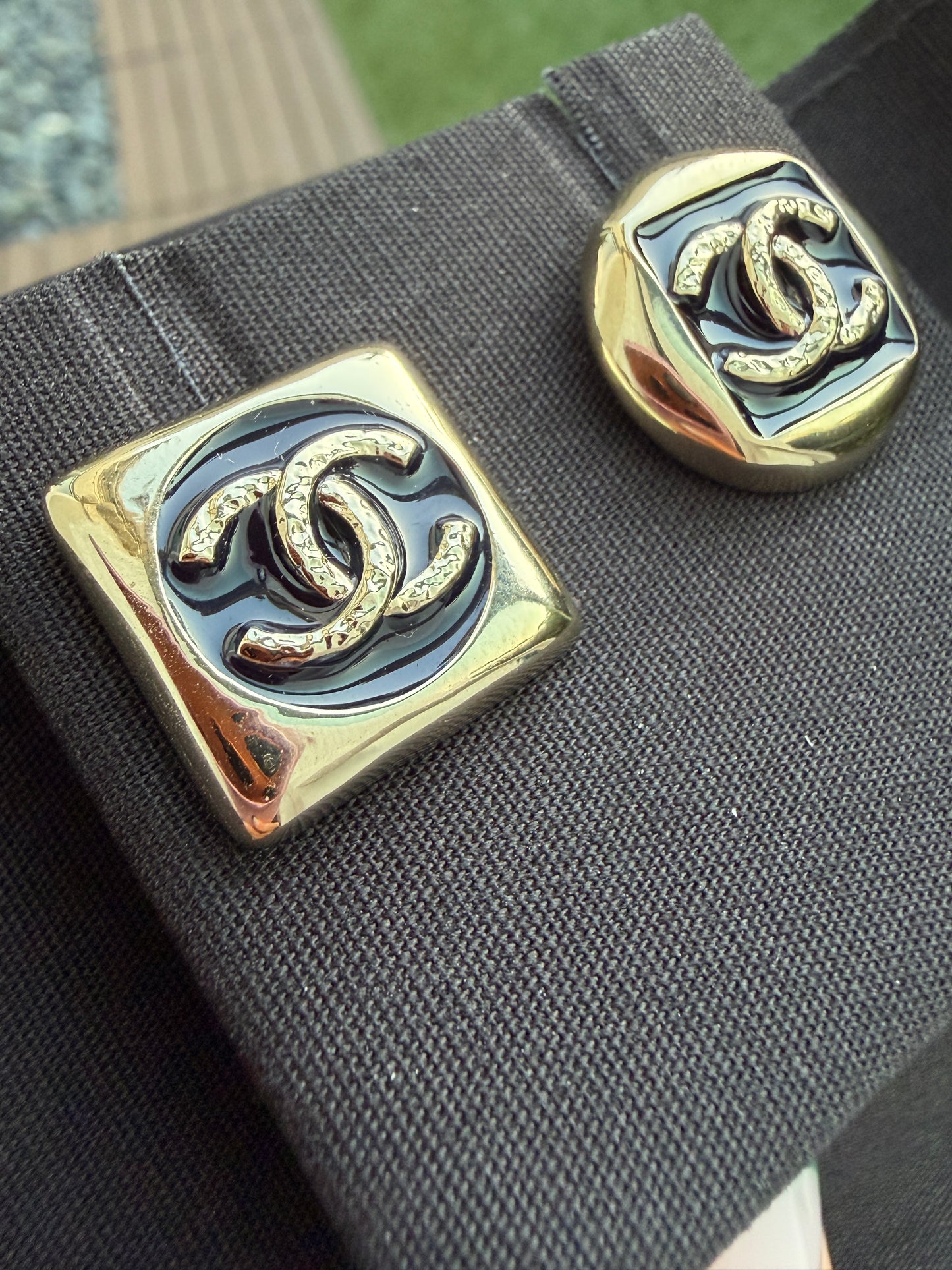2026 C CHANEL RUNWAY SQUARE ROUND CC LOGO BLUE ENAMEL GOLD TONE EARRINGS STUDS