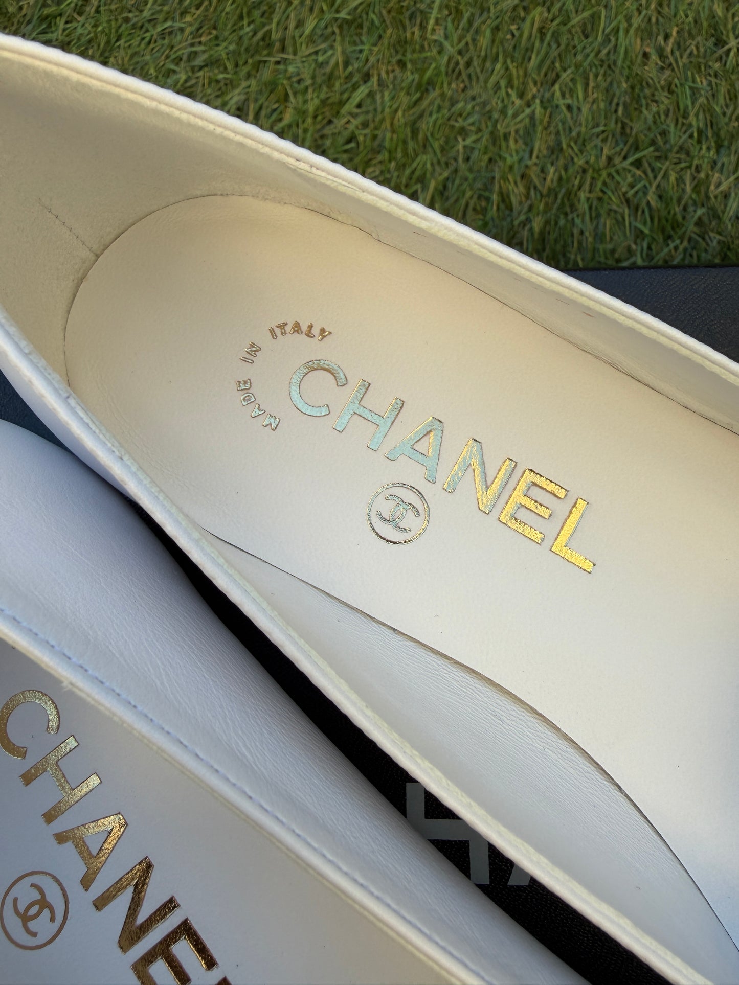 CHANEL SS 2026 CALFSKIN GROSGRAIN GOLD CC LOGO WHITE BLACK LEATHER CAPTOE MOCCASINS FLATS LOAFERS