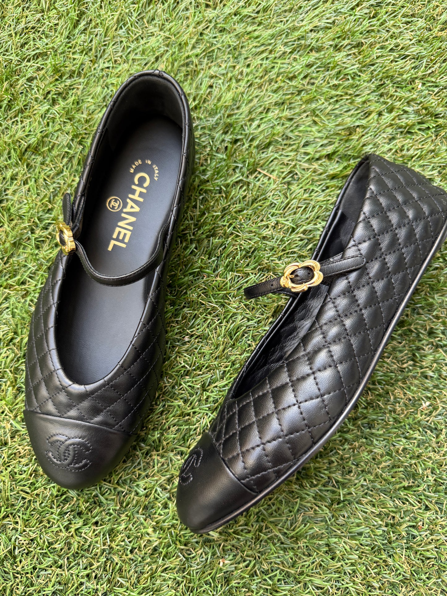 CHANEL CC LOGO BLACK LEATHER MARYJANE BALLET FLATS GOLD BUCKLE 37/37C MISMATCH
