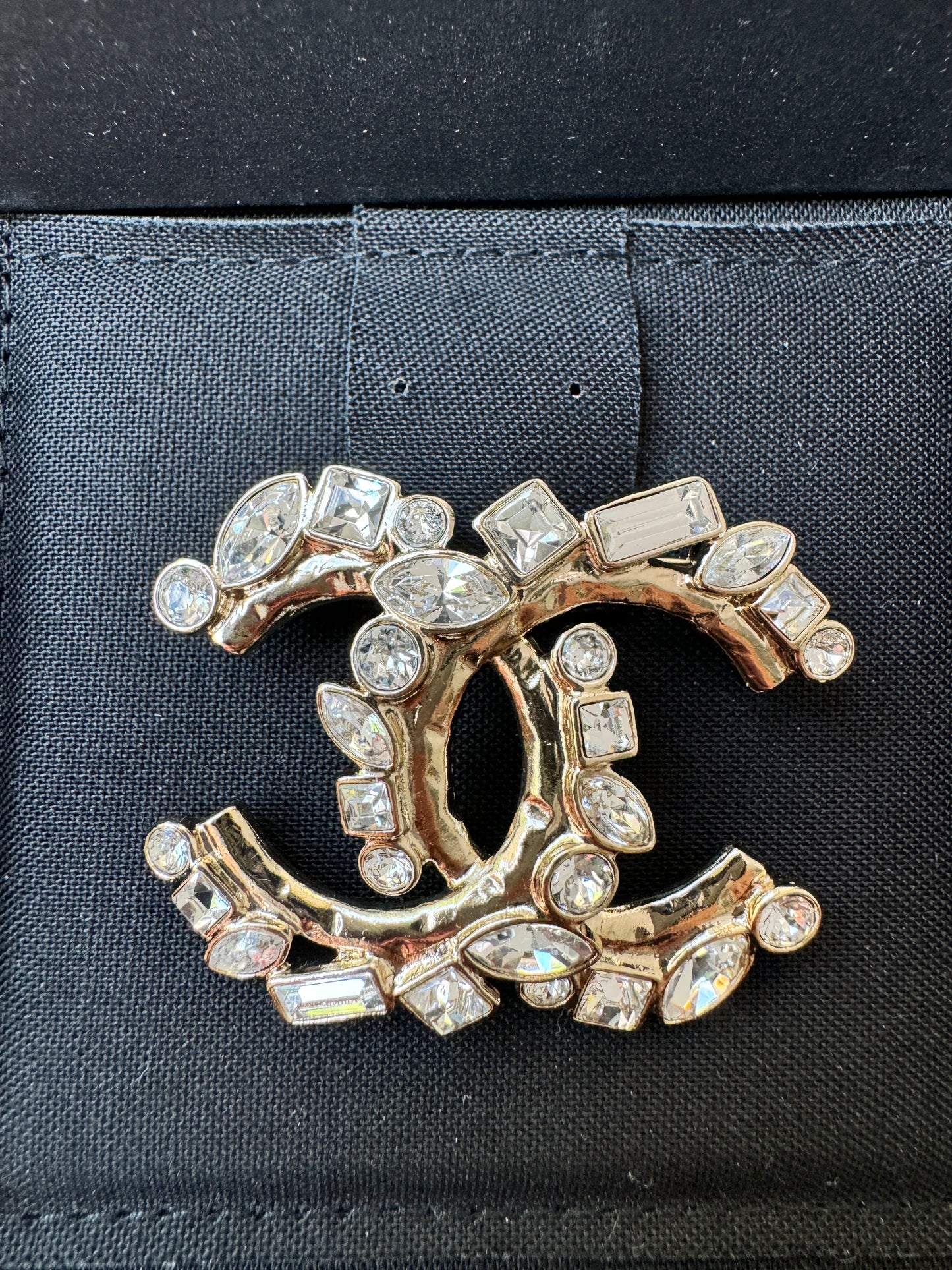 CHANEL 23P CLASSIC GOLD TONE LARGE CC LOGO CRYSTAL BAGUETTE BROOCH PIN