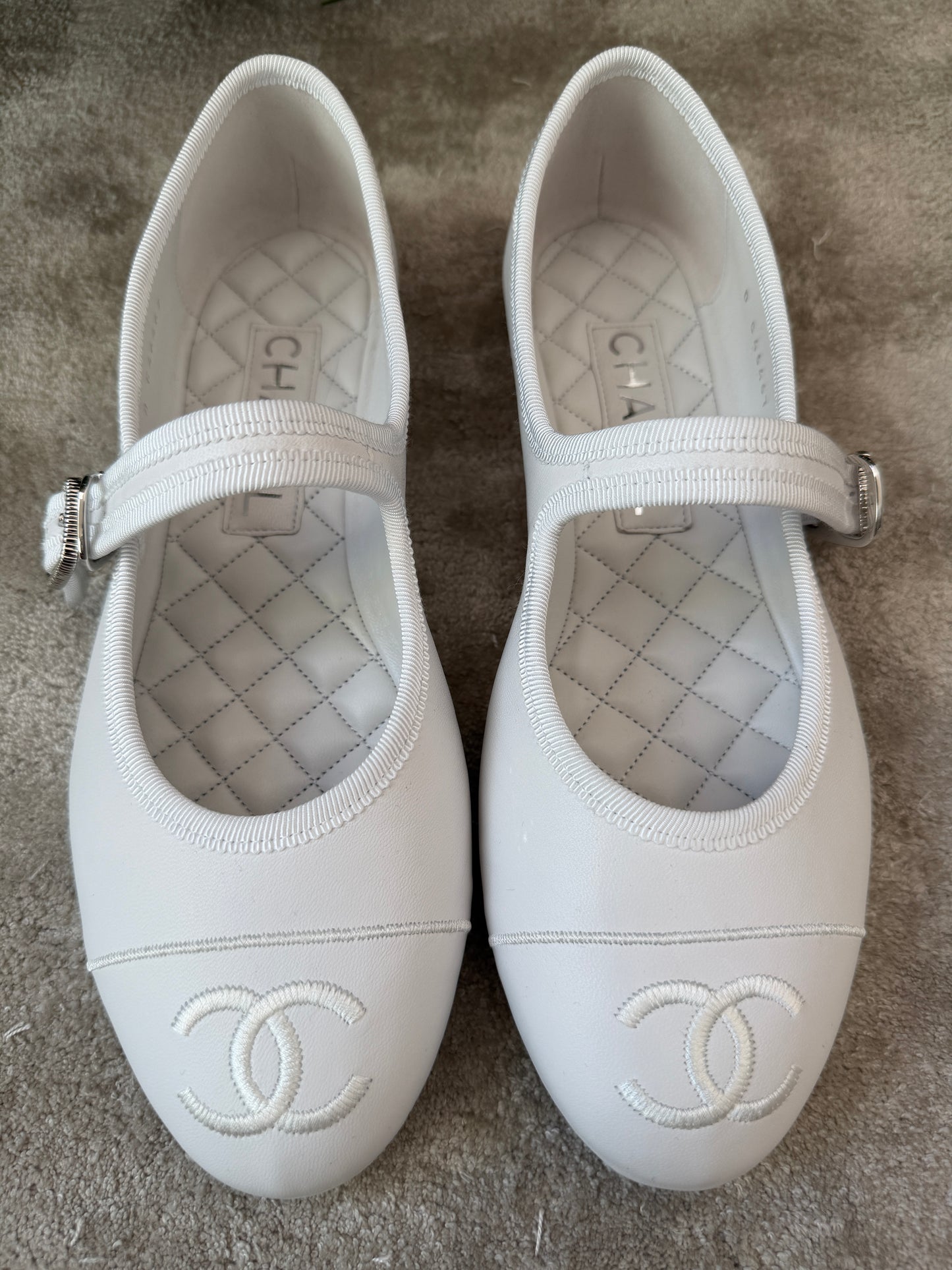 CHANEL CC LOGO WHITE LEATHER CAP TOE MARYJANE BALLET FLATS WITH SILVER BUCKLE BALLERINA