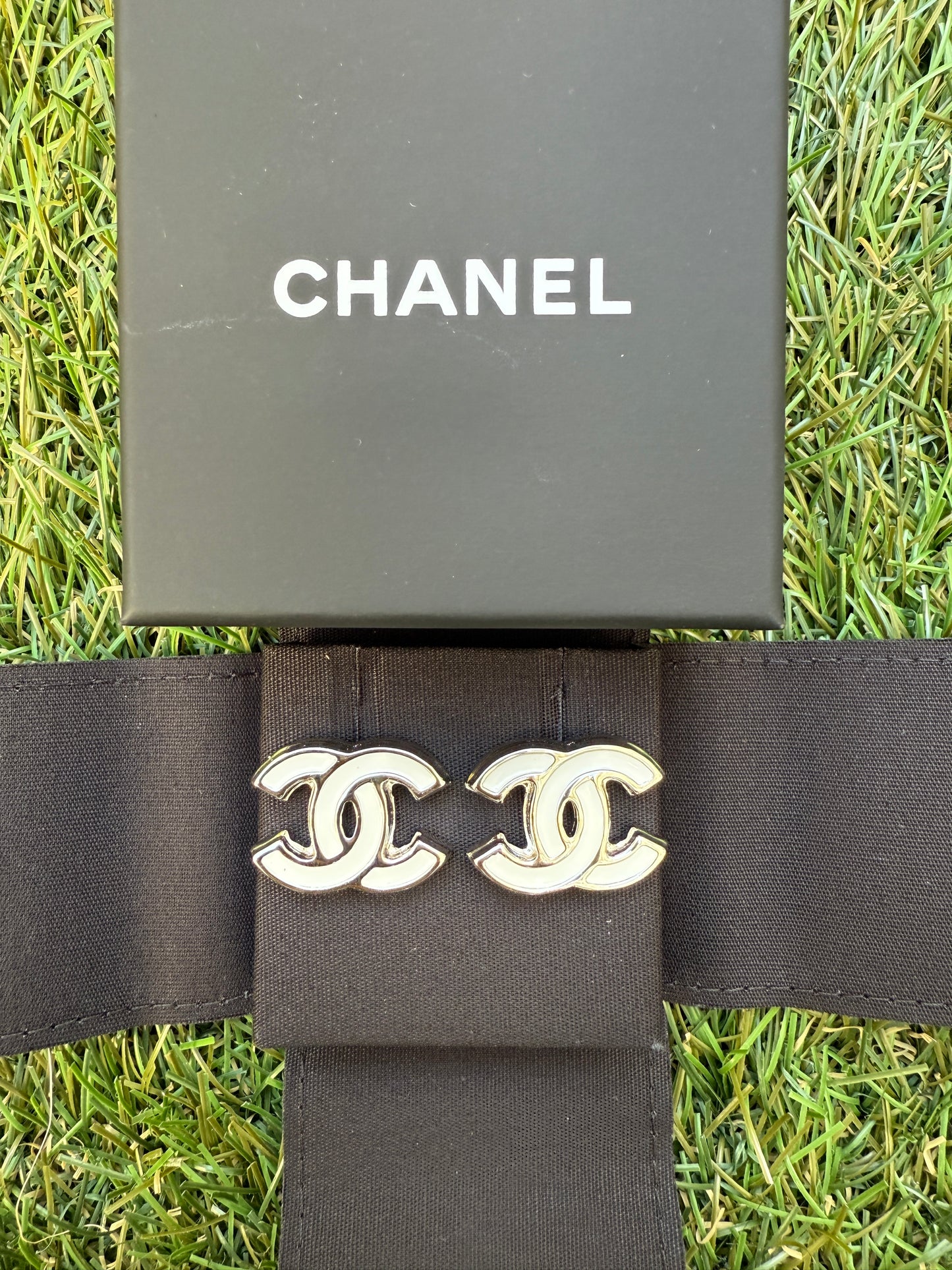 2025 25S CHANEL WHITE SILVER CC LOGO RESIN ENAMEL METAL STUDS EARRINGS SOLD OUT