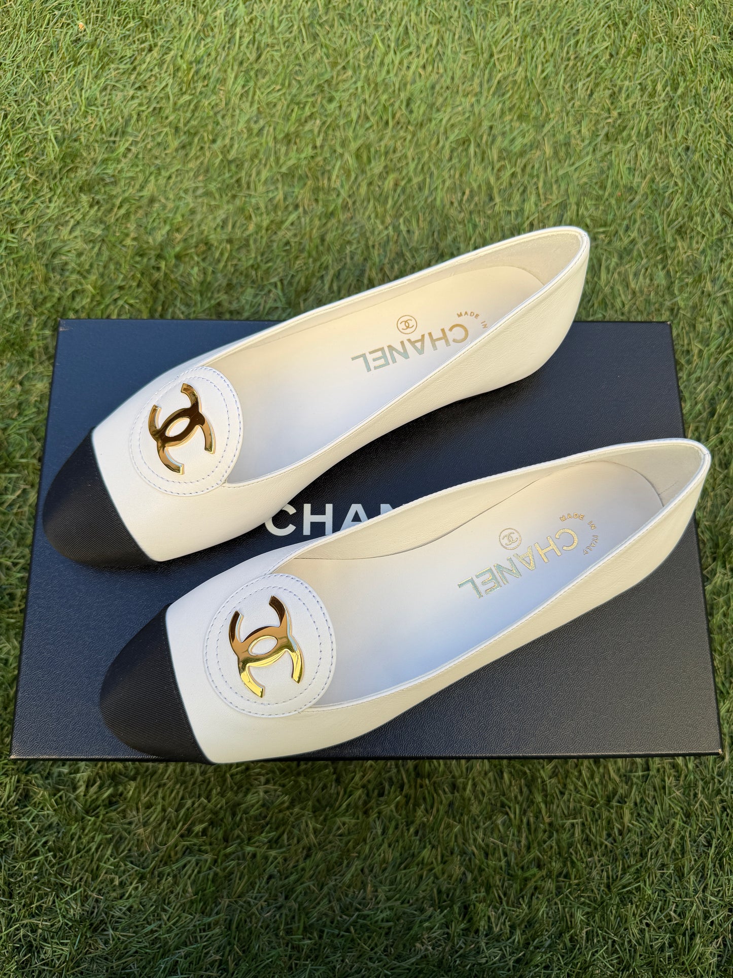 CHANEL SS 2026 CALFSKIN GROSGRAIN GOLD CC LOGO WHITE BLACK LEATHER CAPTOE MOCCASINS FLATS LOAFERS