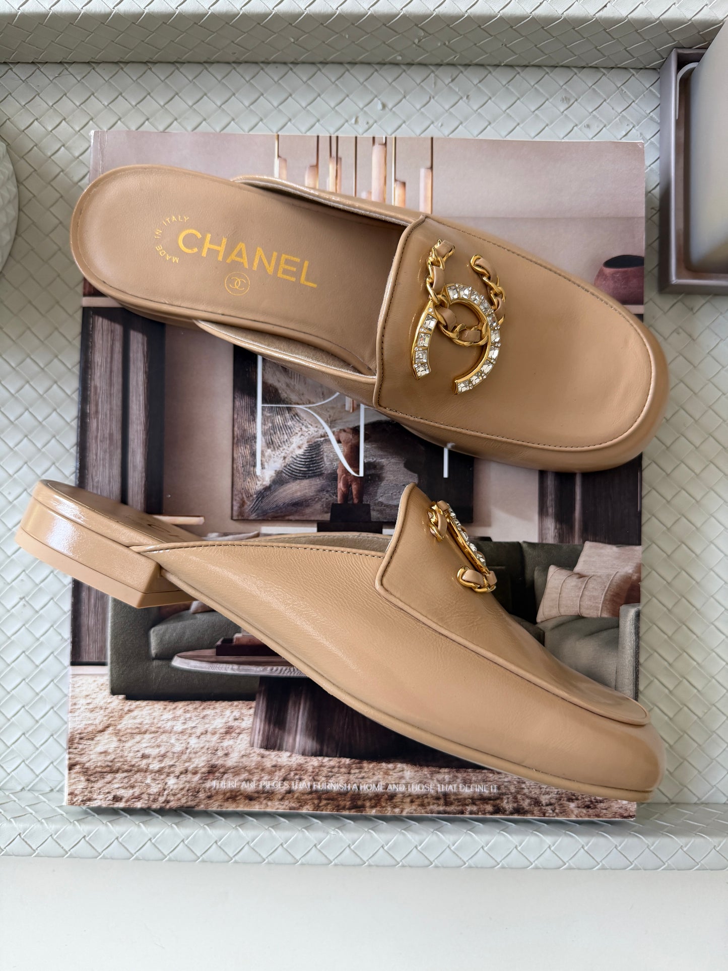 CHANEL GOLD CC LOGO WITH CRYSTALS CHAIN GOLD BEIGE NUDE PATENT LEATHER MULES SLIDES FLATS