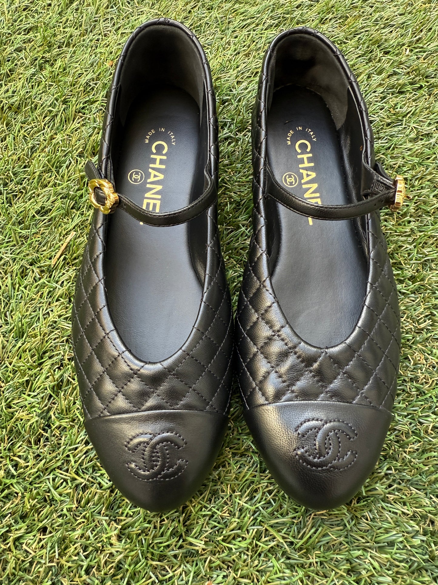 CHANEL CC LOGO BLACK LEATHER MARYJANE BALLET FLATS GOLD BUCKLE 37/37C MISMATCH