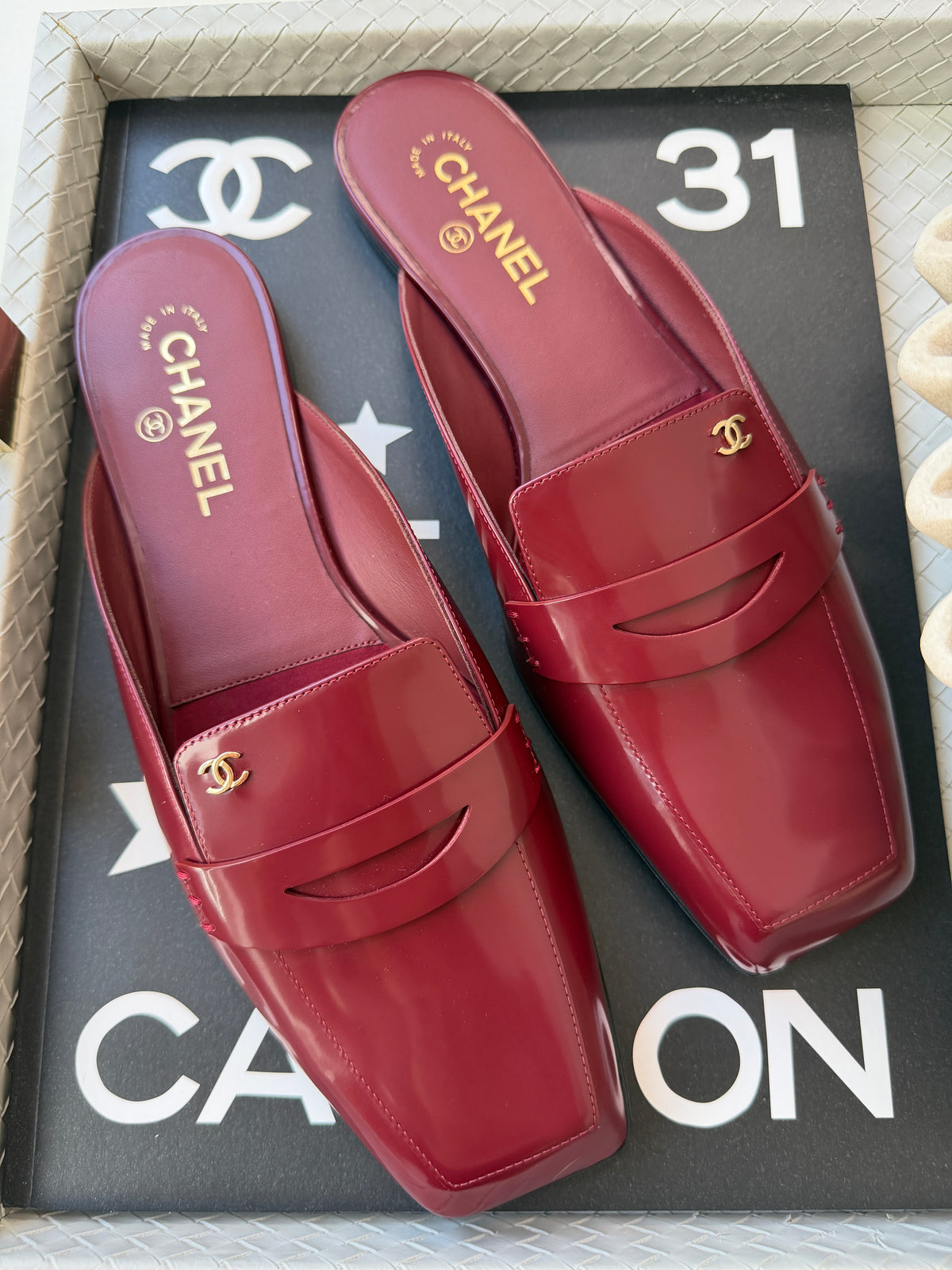 CHANEL F/W 2026 BURGUNDY SHINY CALFSKIN LEATHER MULE LOAFERS  SQUARE TOE BLAZY MULES SLIDES