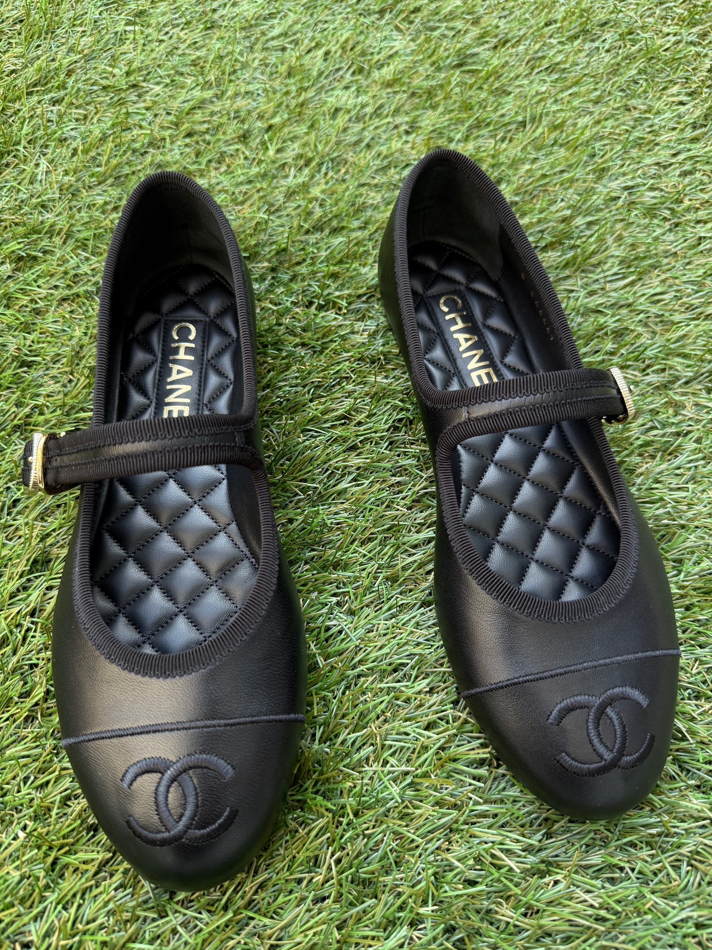 2025 CHANEL CC LOGO BLACK LEATHER CAP TOE MARYJANE BALLET FLATS SHOES GOLD BUCKLE