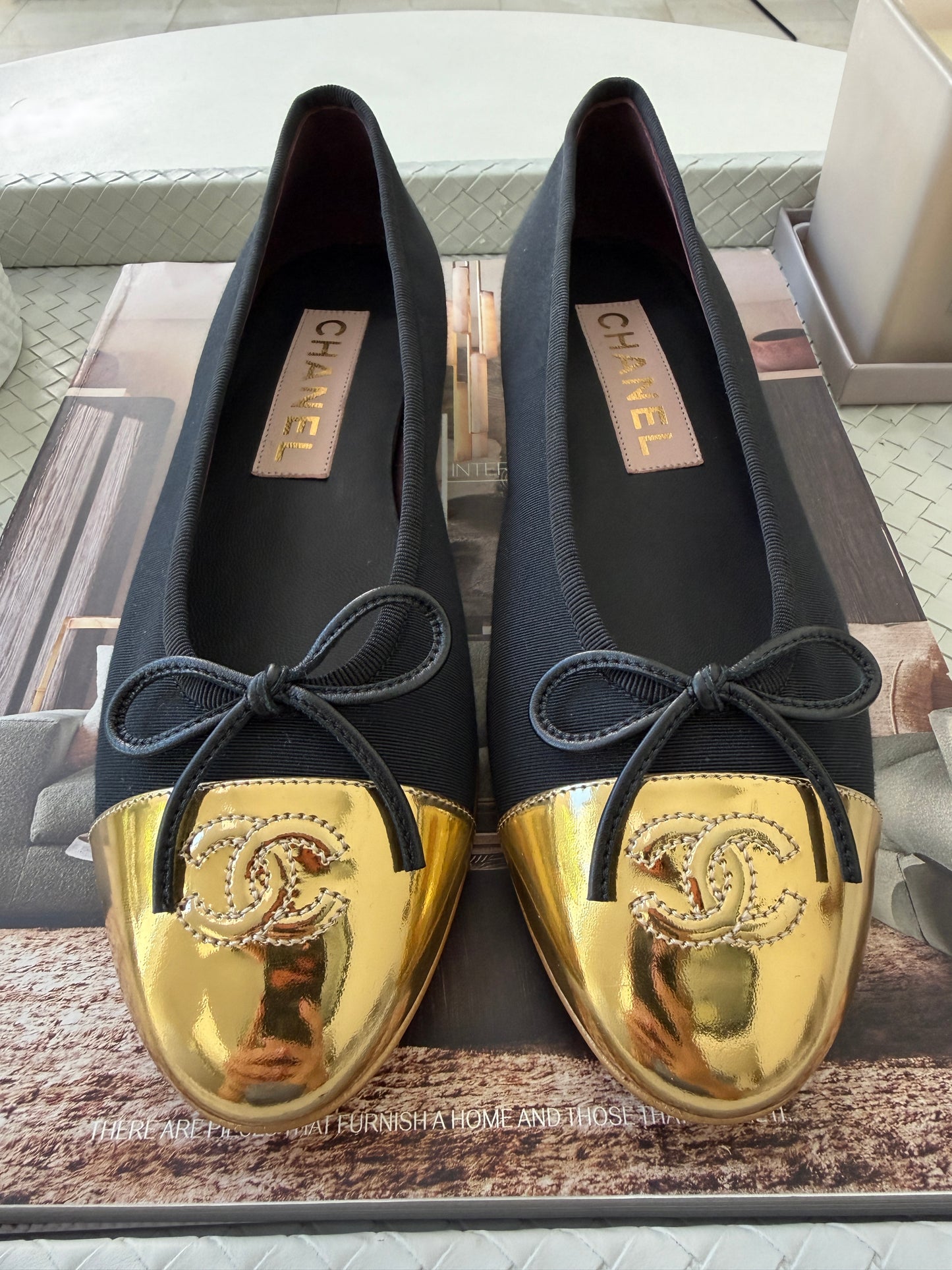 CHANEL GOLD METALLIC GROSGRAIN CC LOGO CAPTOE BLACK FABRIC BALLET FLATS SHOES