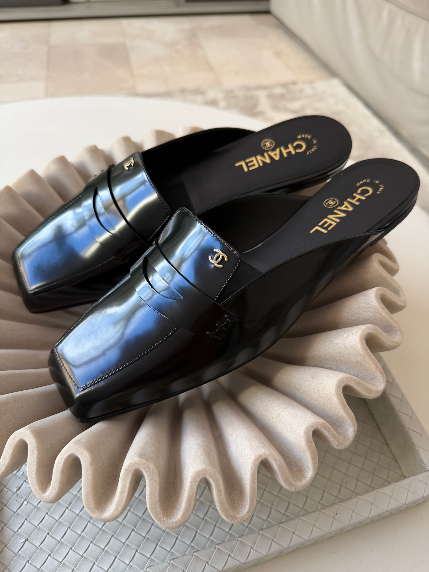 CHANEL F/W 2026 BLACK SHINY CALFSKIN LEATHER MULE LOAFERS  SQUARE TOE BLAZY MULES SLIDES