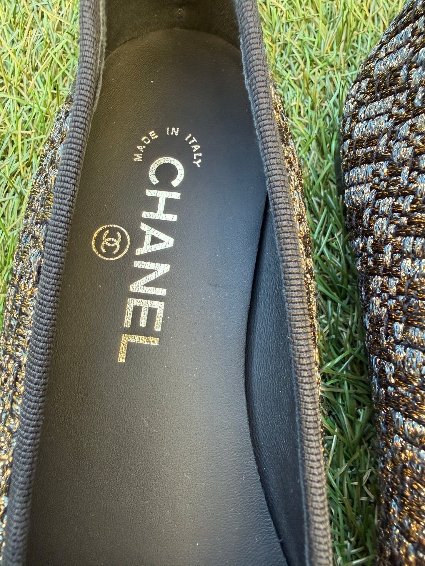 CHANEL CC LOGO GOLD BLACK FABRIC TWEED BALLET BALLETINA FLATS CAP TOE  SHOES