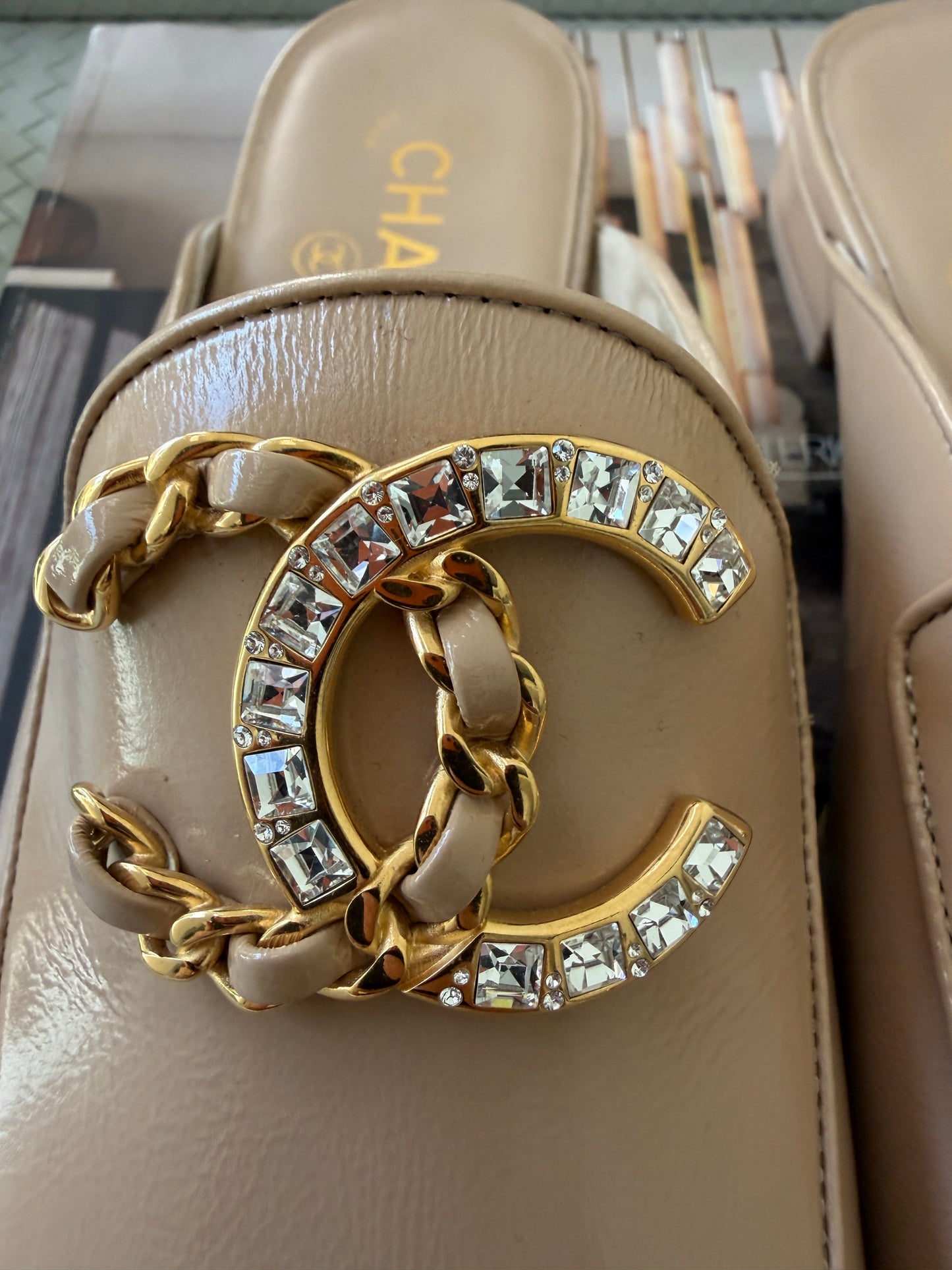 CHANEL GOLD CC LOGO WITH CRYSTALS CHAIN GOLD BEIGE NUDE PATENT LEATHER MULES SLIDES FLATS