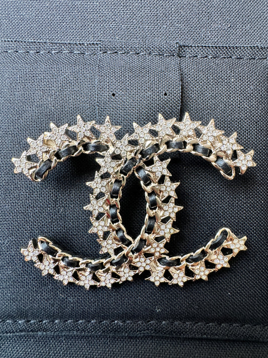CHANEL 23C GOLD TONE LARGE CC LOGO CRYSTAL STARS LEATHER CHAIN LINK BROOCH PIN