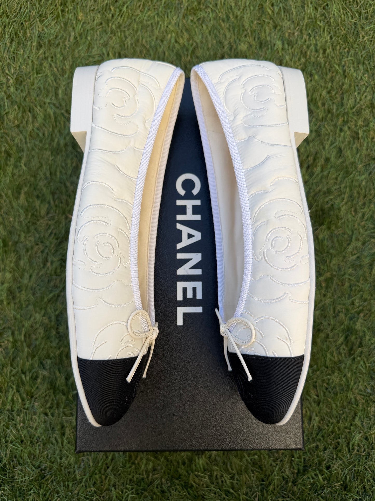 CHANEL WHITE LOGO CAMELLIA EMBOSSED EMBROIDERED FABRIC NYLON BALLET BALLERINA FLATS CAP TOE