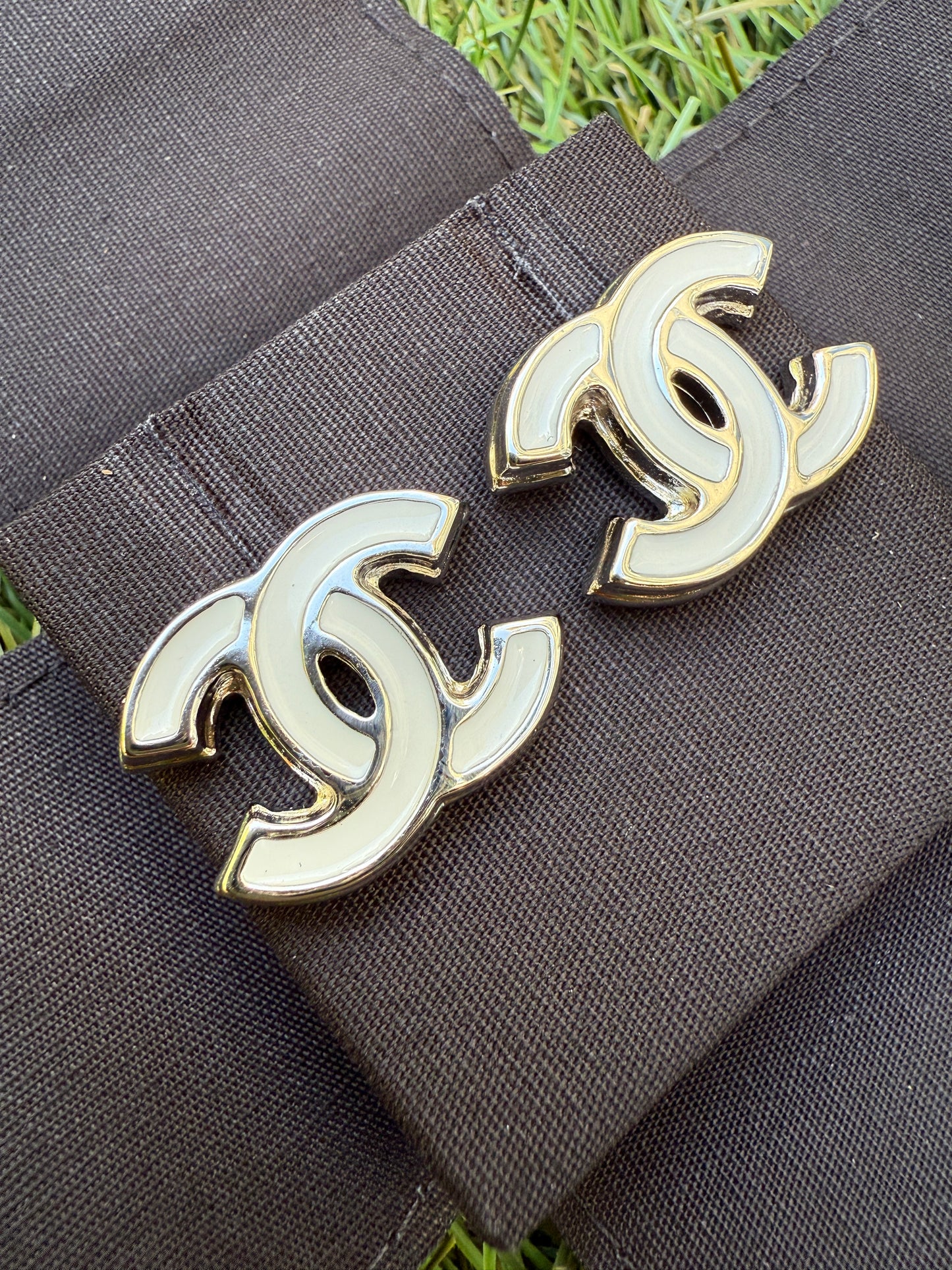 2025 25S CHANEL WHITE SILVER CC LOGO RESIN ENAMEL METAL STUDS EARRINGS SOLD OUT