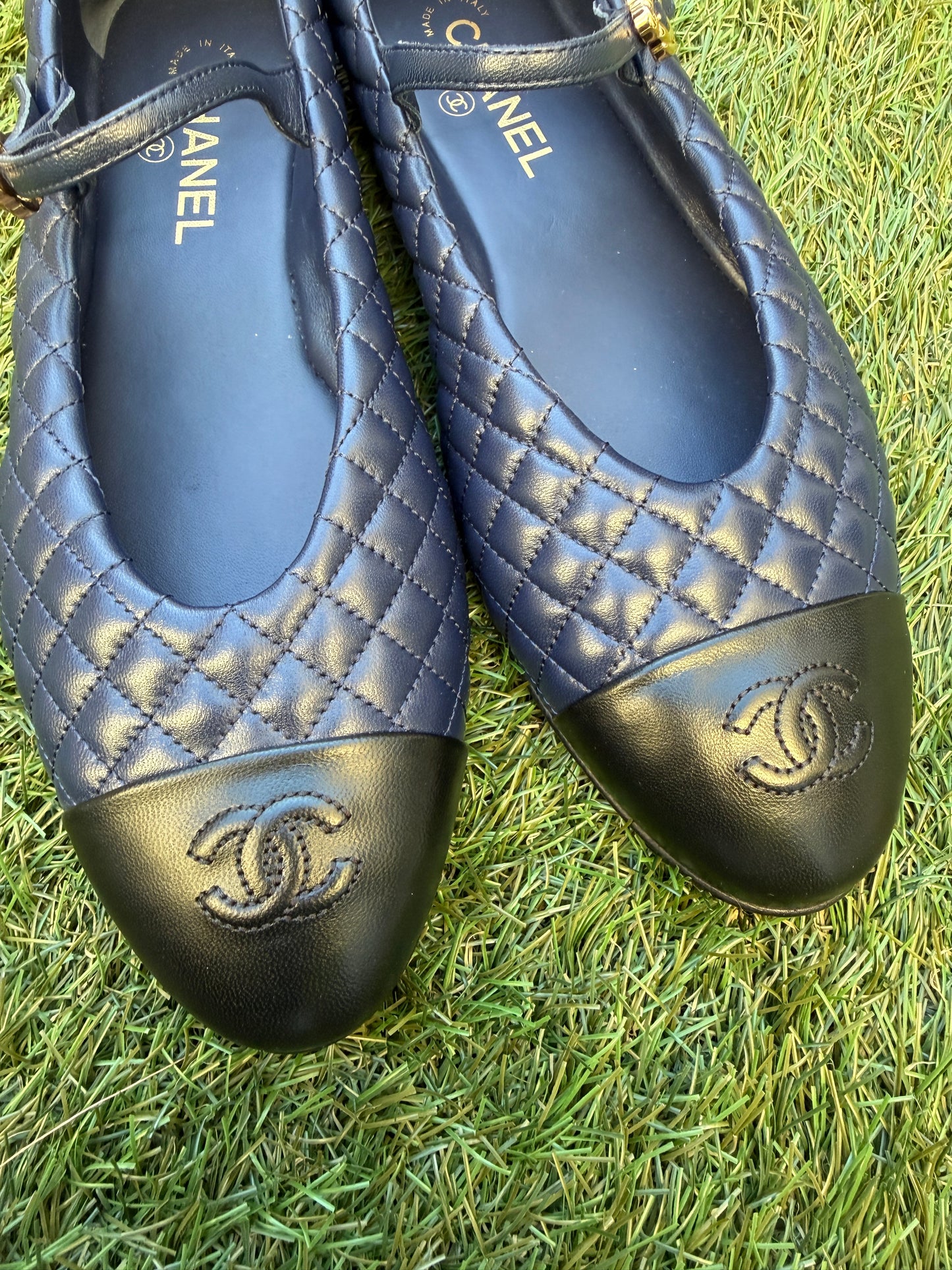 2025 CHANEL CC LOGO BLUE NAVY LEATHER MARYJANE BALLET BALLERINA FLATS SHOES GOLD BUCKLE QUILTED BLACK CAP TOE
