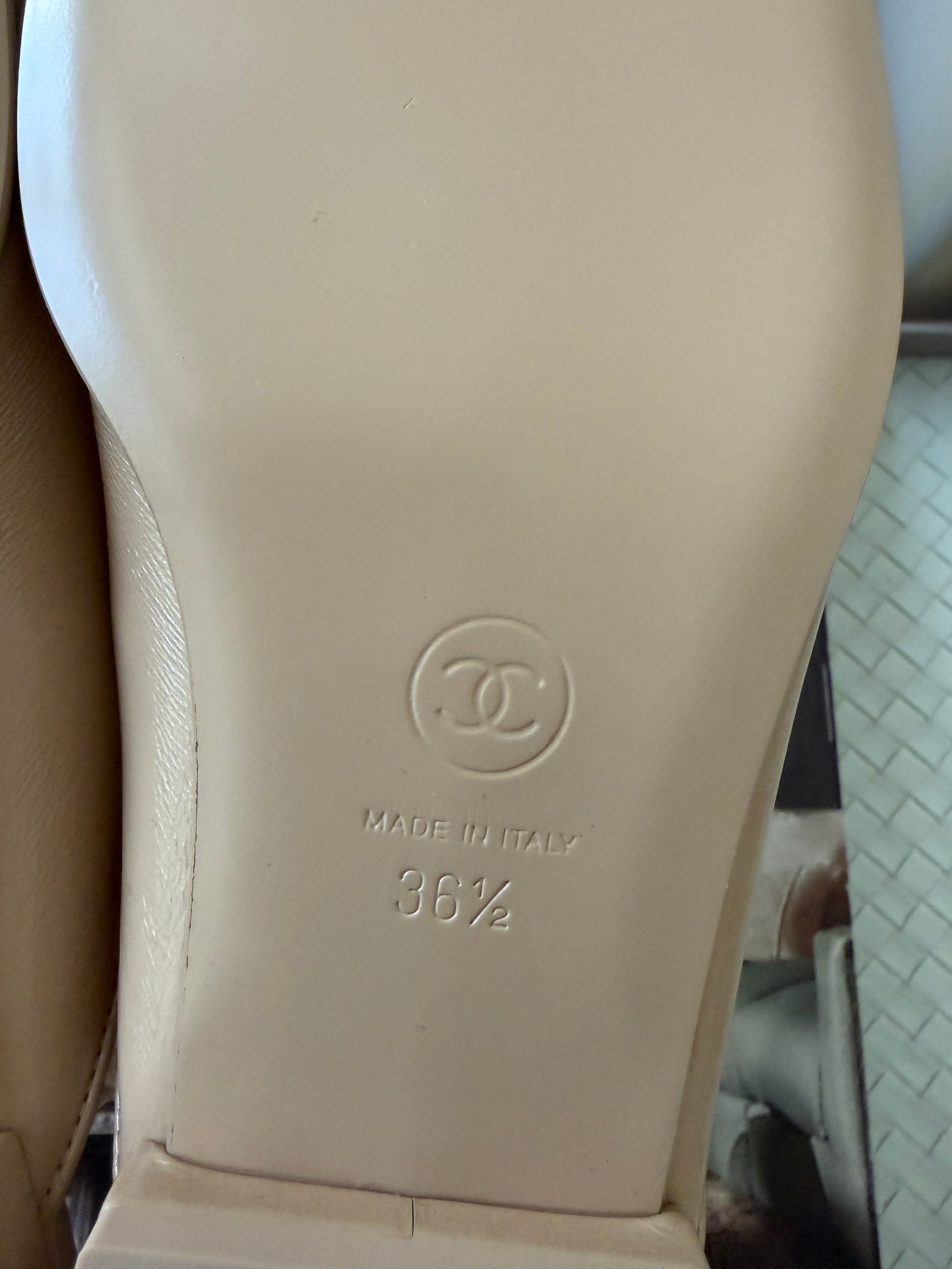 CHANEL GOLD CC LOGO WITH CRYSTALS CHAIN GOLD BEIGE NUDE PATENT LEATHER MULES SLIDES FLATS