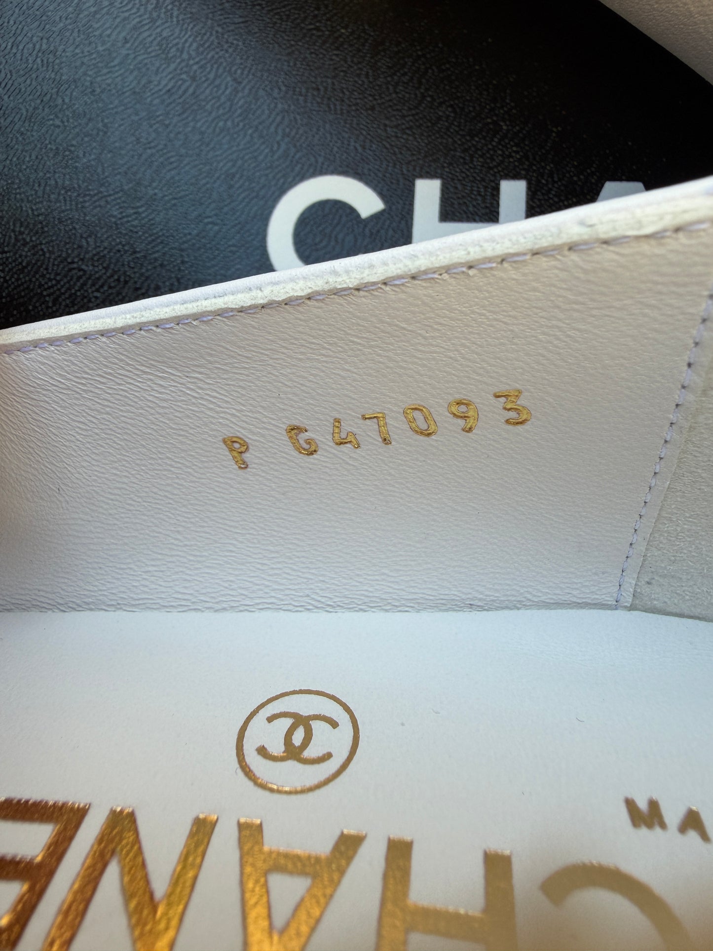 CHANEL SS 2026 CALFSKIN GROSGRAIN GOLD CC LOGO WHITE BLACK LEATHER CAPTOE MOCCASINS FLATS LOAFERS