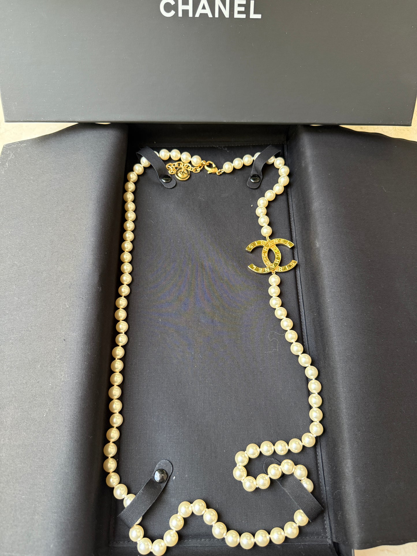 CHANEL 2023A GOLD TONE ICONIC BIG CC LOGO WHITE PEARLS NECKLACE BUTTON CHARM LONG