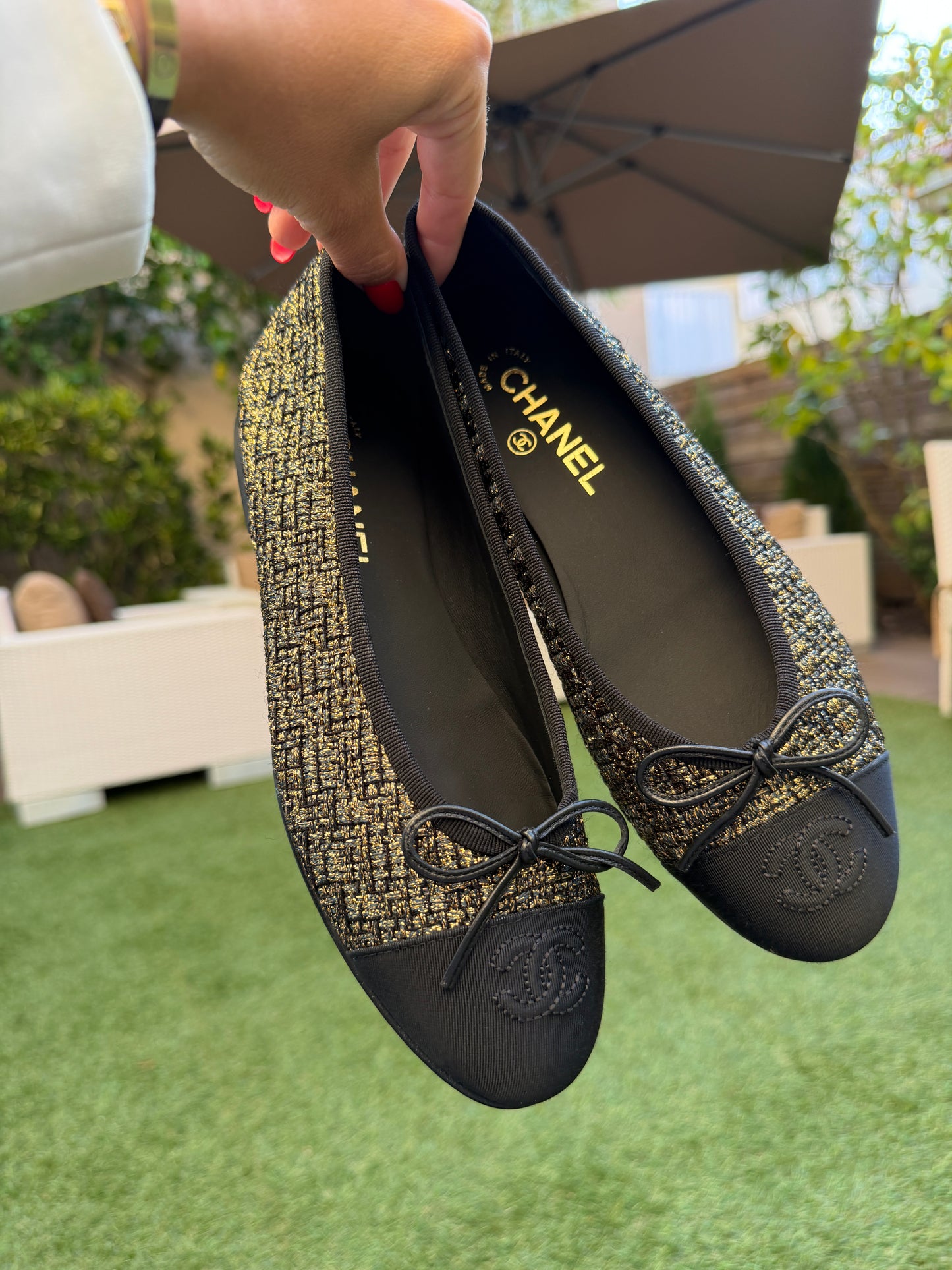 CHANEL CC LOGO GOLD BLACK FABRIC TWEED BALLET BALLETINA FLATS CAP TOE  SHOES